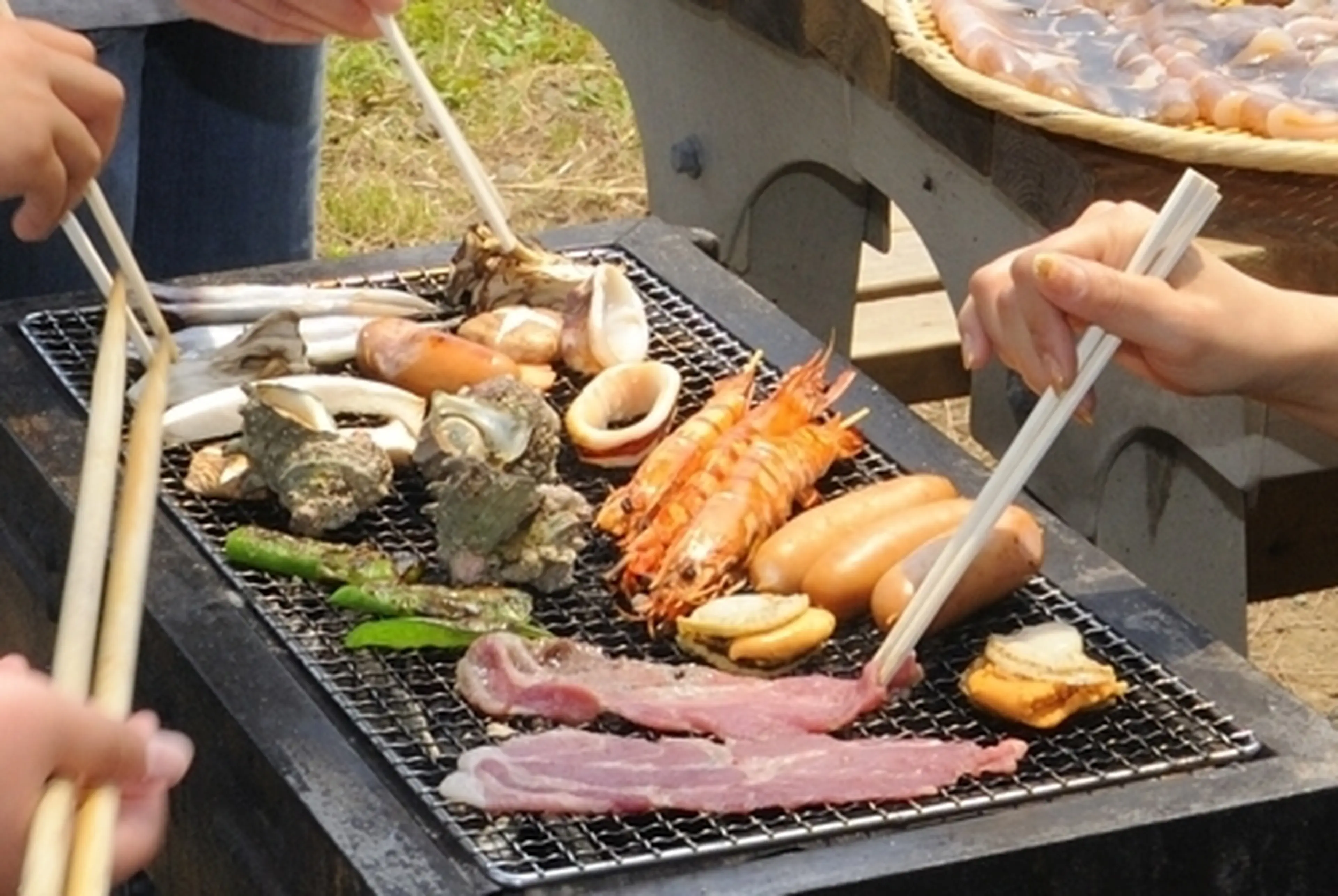 相模湾に沈む夕日をながめながらバーベキューを楽しめるなみのこ村