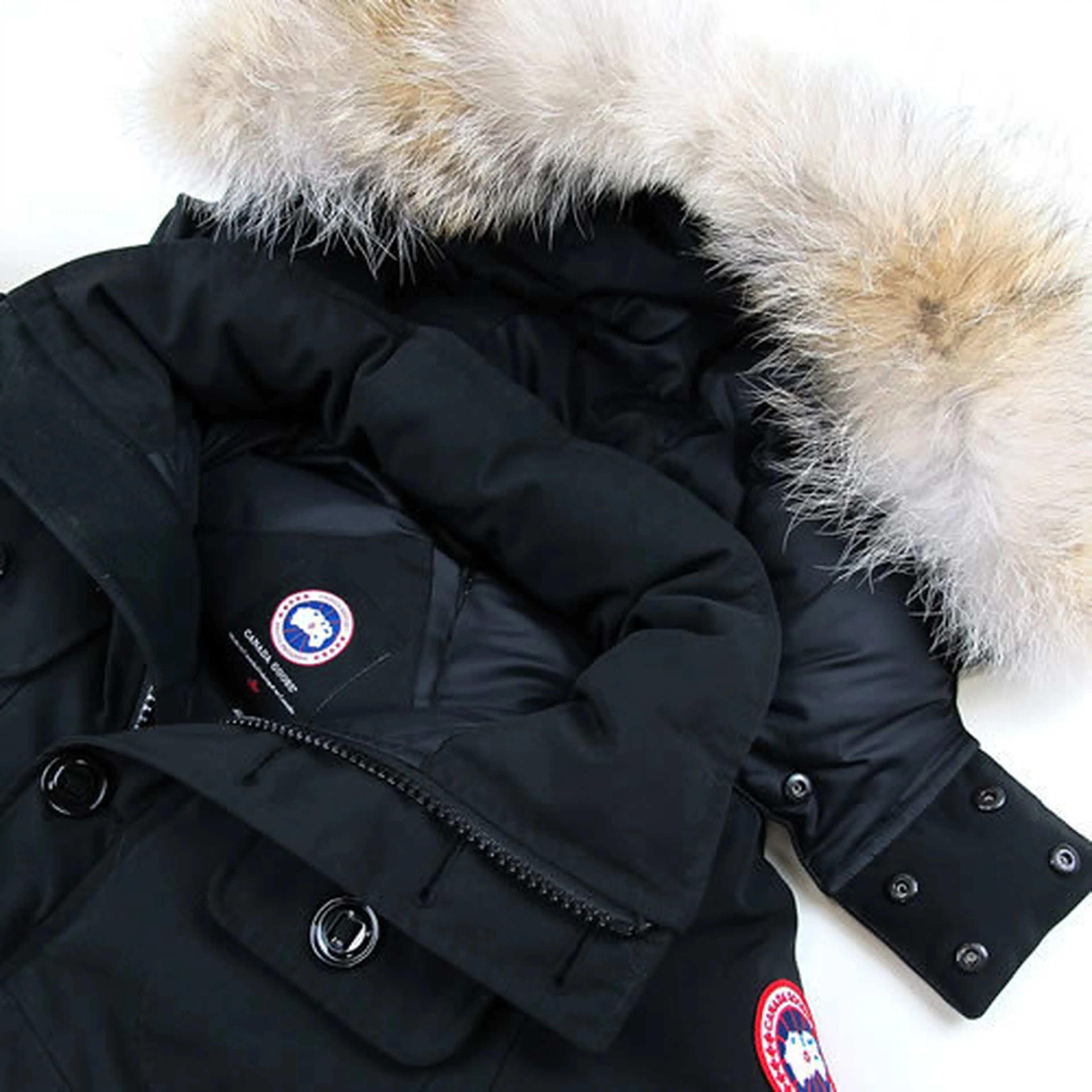 カナダグースのラッセルパーカーが人気！コーデやサイズ感が気になる