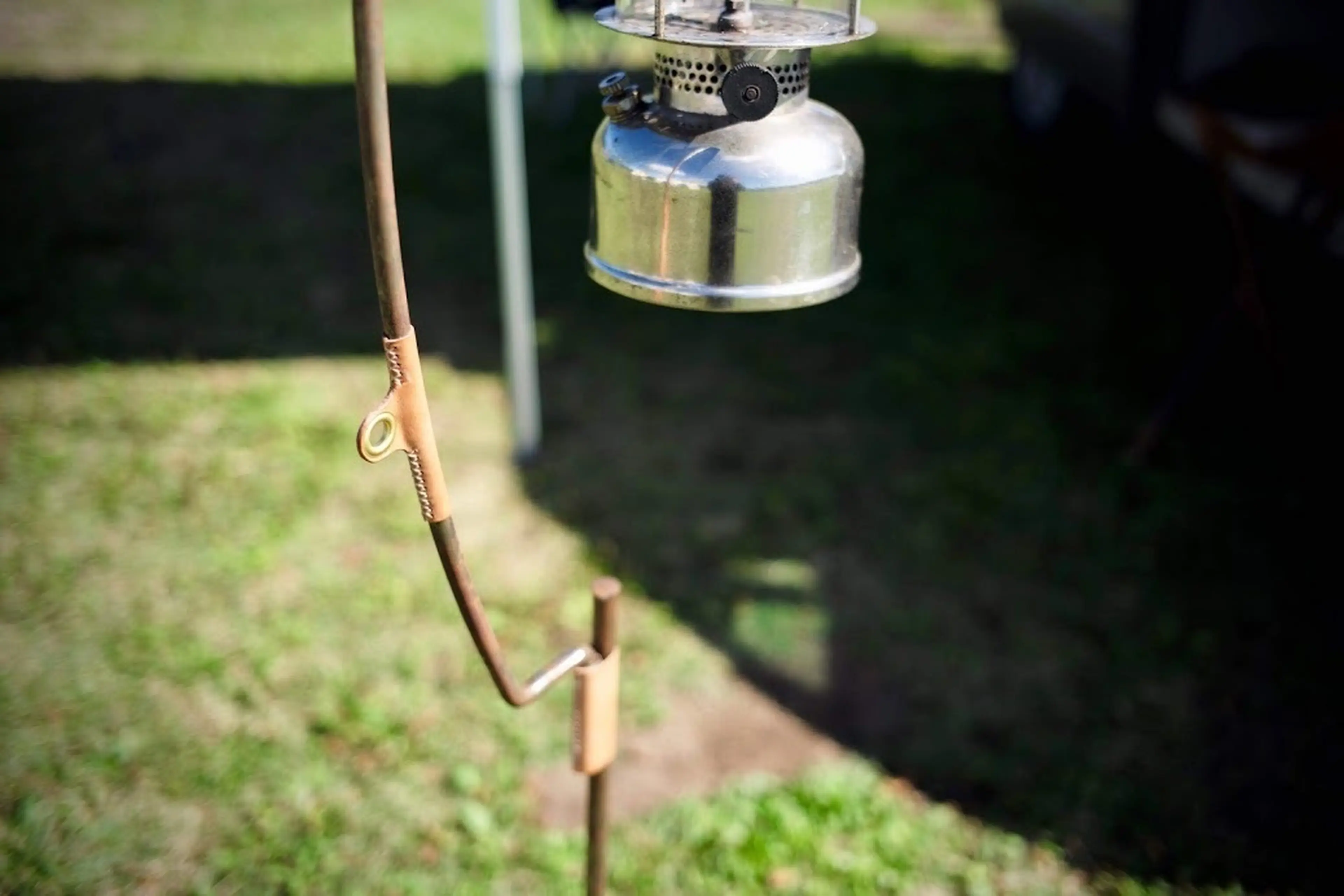 曲線美に脱帽。空に弧を描くランタンハンガー「OLD MOON」発売