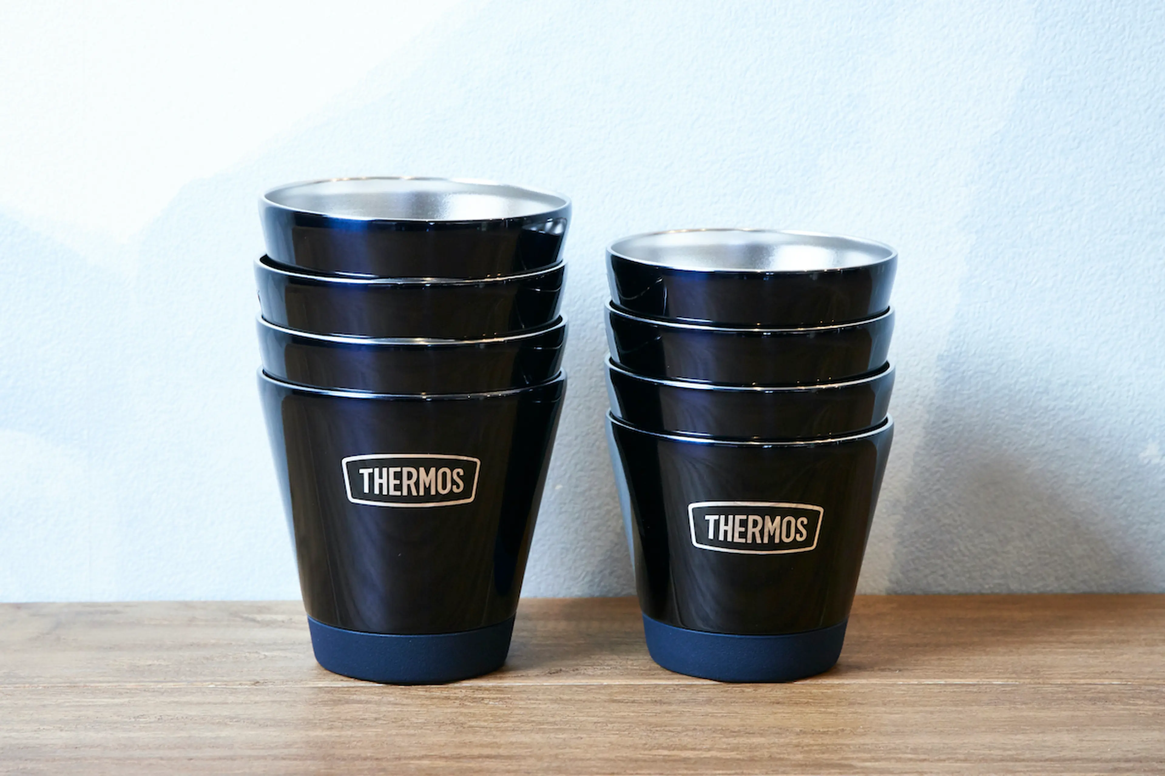 サーモスのアウトドアシリーズから燻製器が登場。キャンプ料理を手軽に