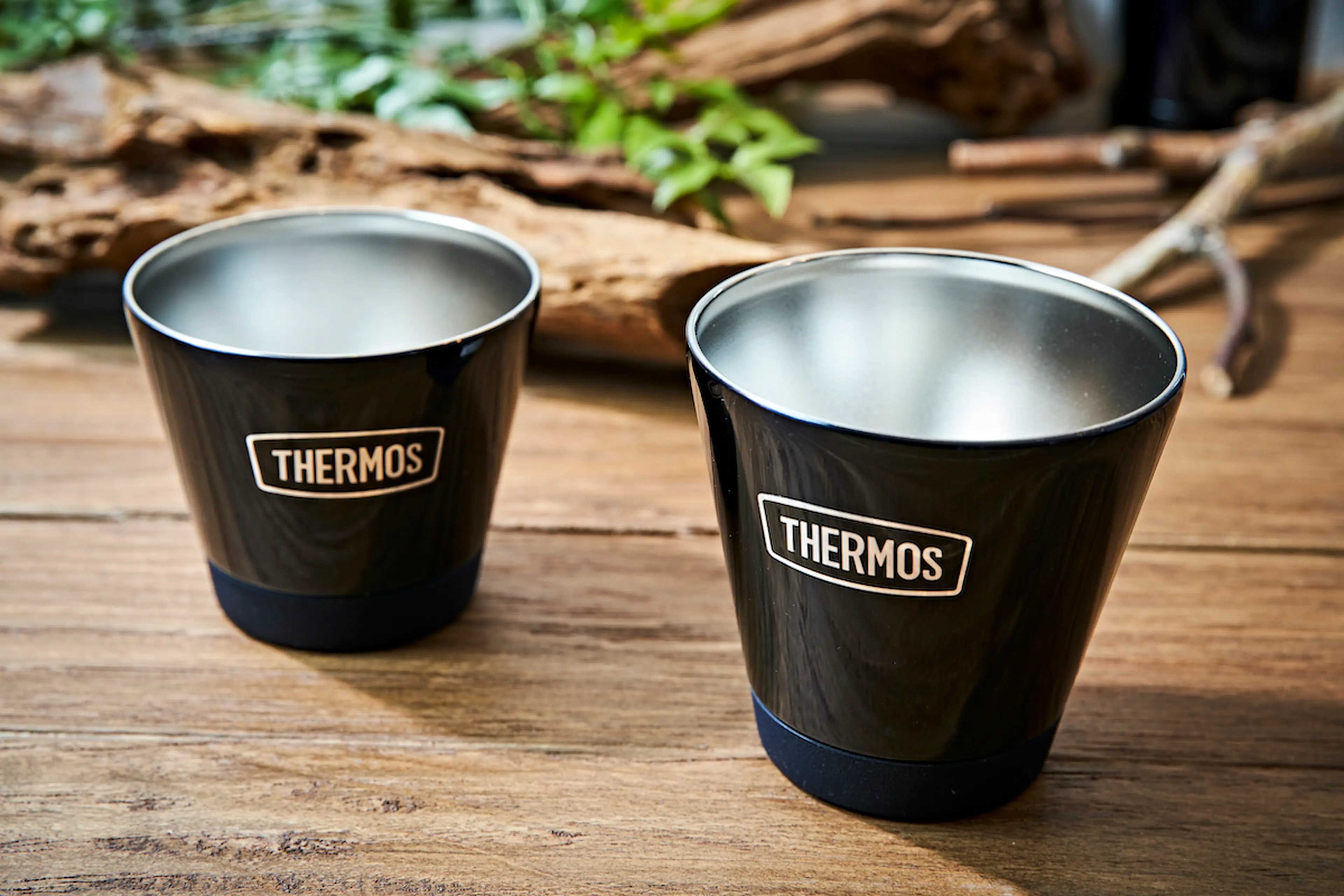 サーモスのアウトドアシリーズから燻製器が登場。キャンプ料理を手軽に