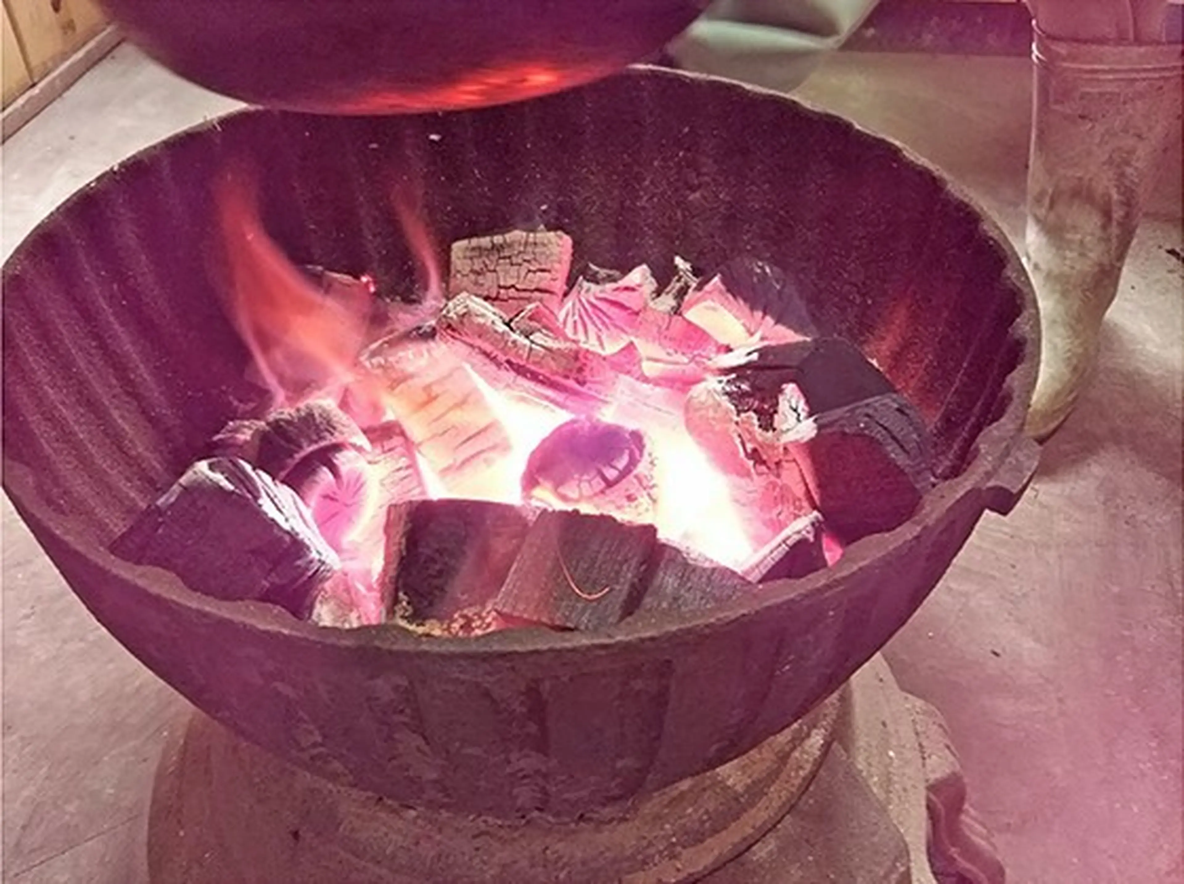 炭の簡単な作り方！身近な材料で誰でも手軽につくれる | キャンプ 