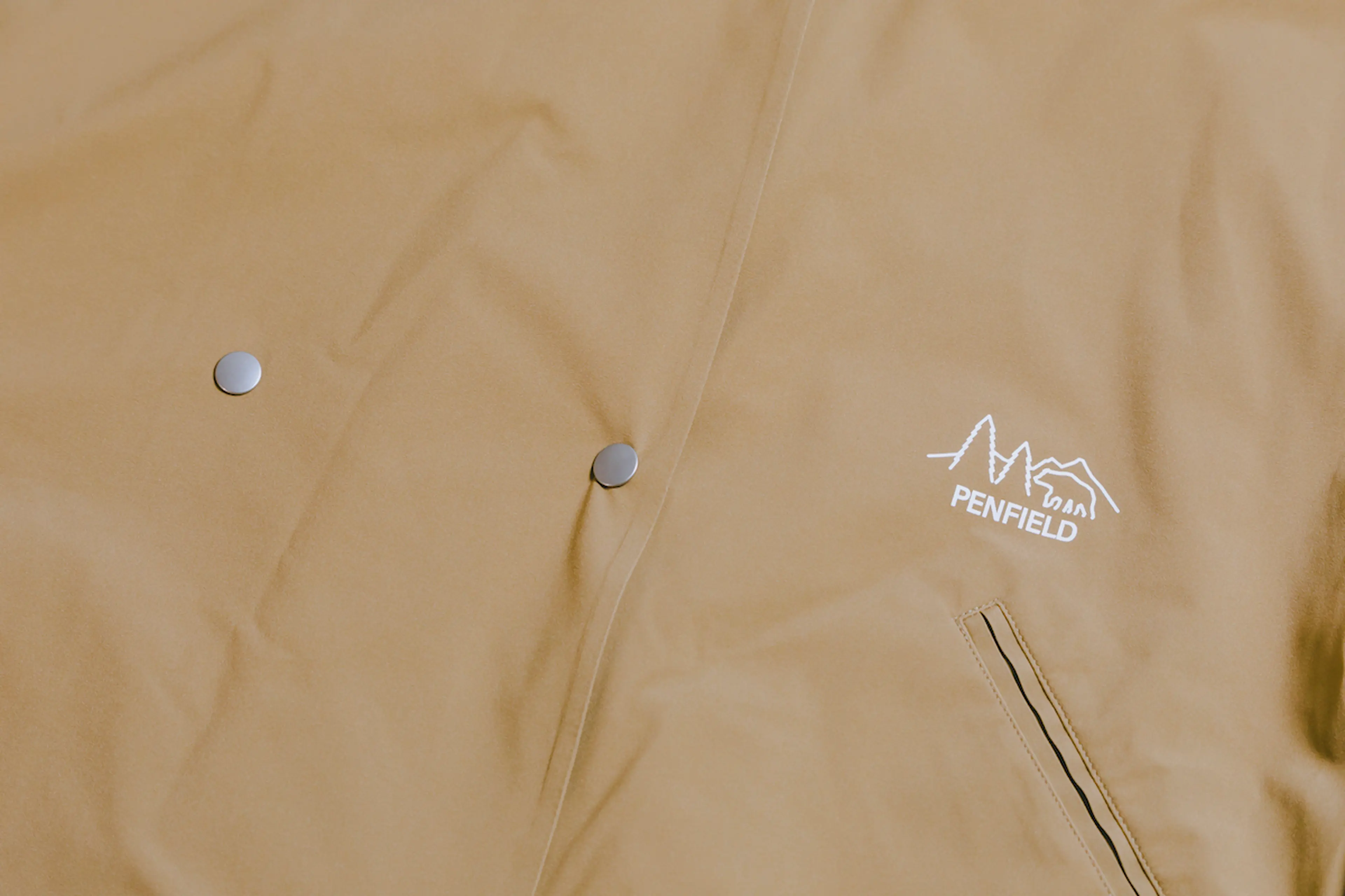 アウトドアと街中のボーダレス化が加速！今季ウィメンズのレインウェア