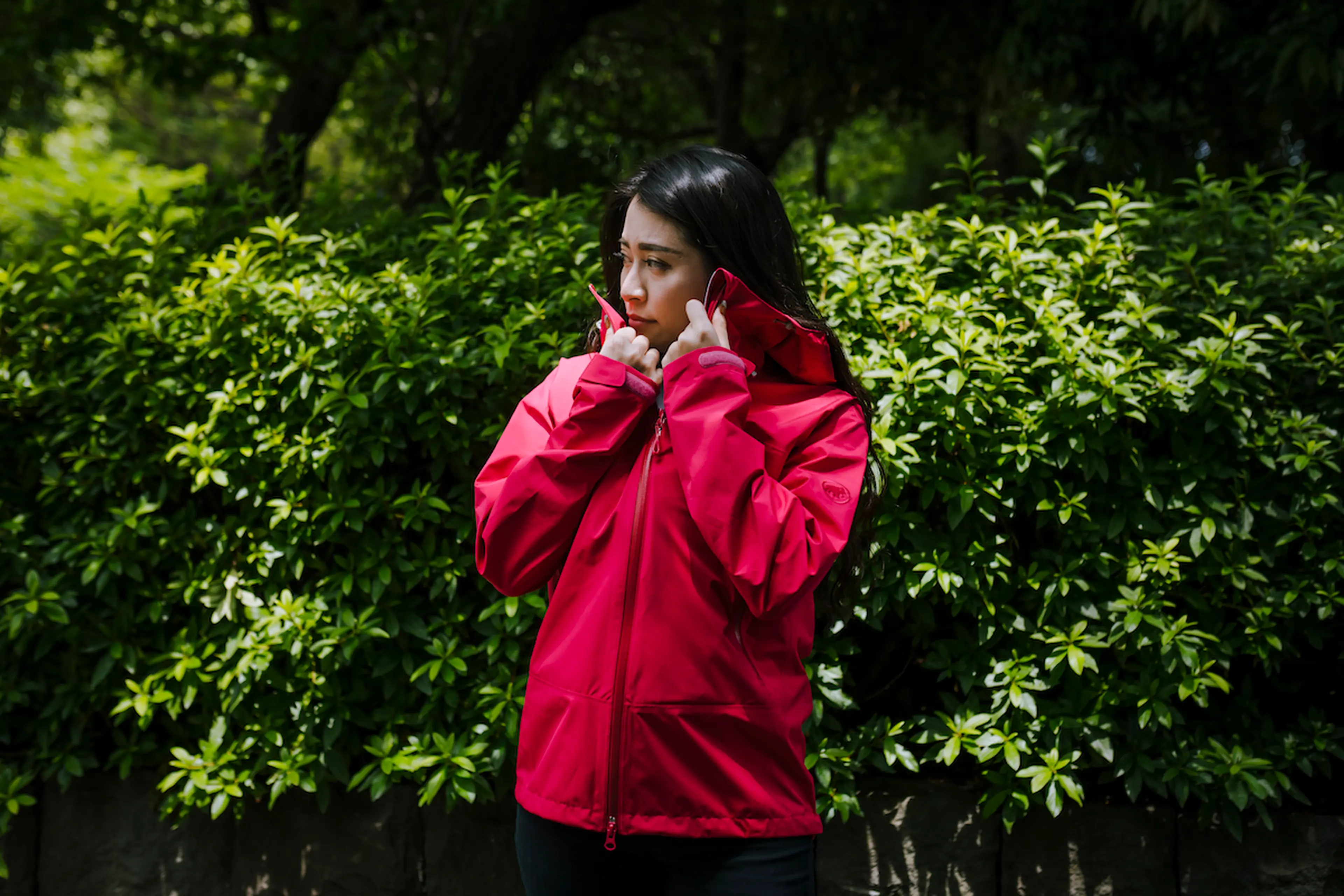 アウトドアと街中のボーダレス化が加速！今季ウィメンズのレインウェア