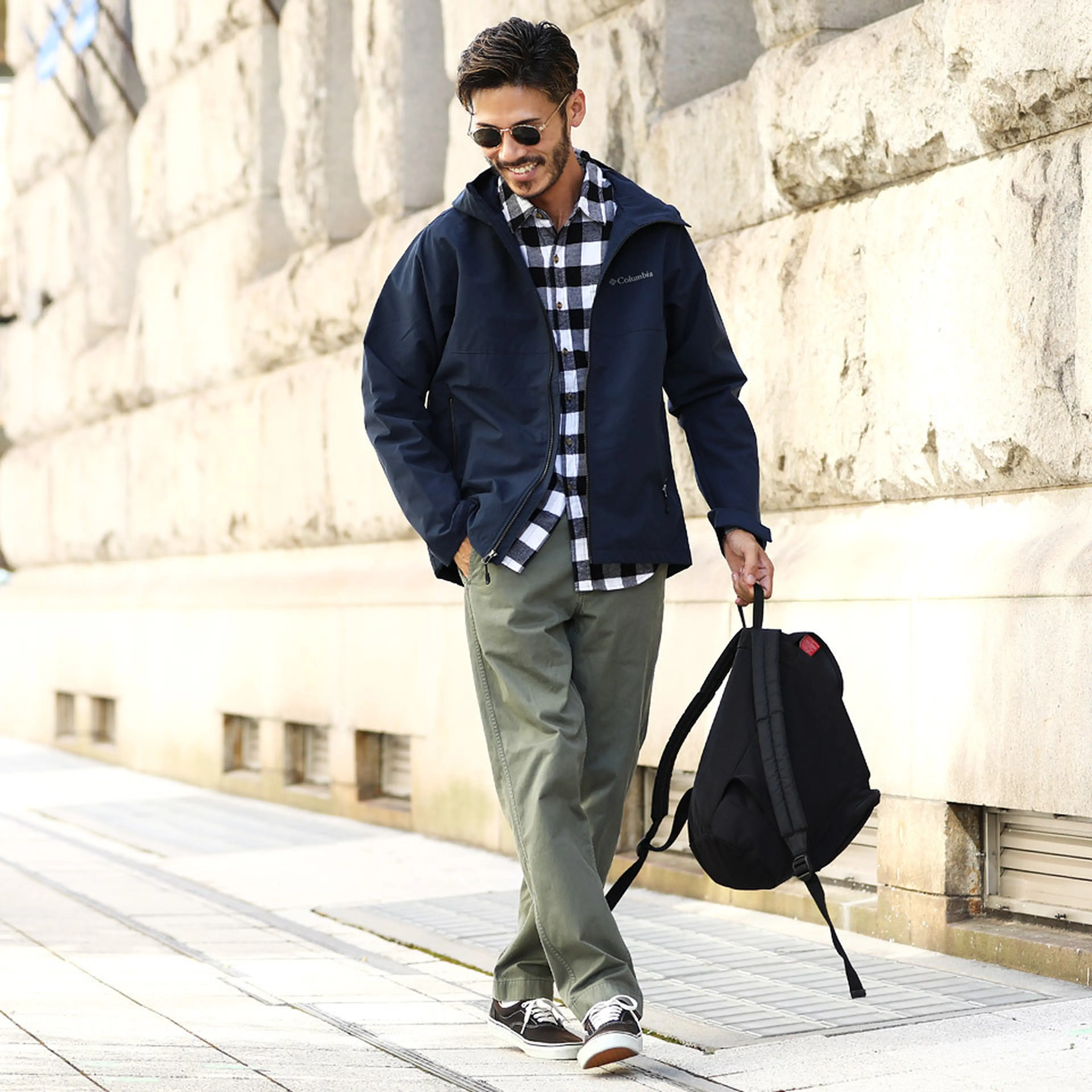 Columbia☆フード付きジャケット☆ネイビー×赤×白☆左袖が素敵☆ Columbia☆フード付きジャケット☆ネイビー×赤×白☆左袖が素敵