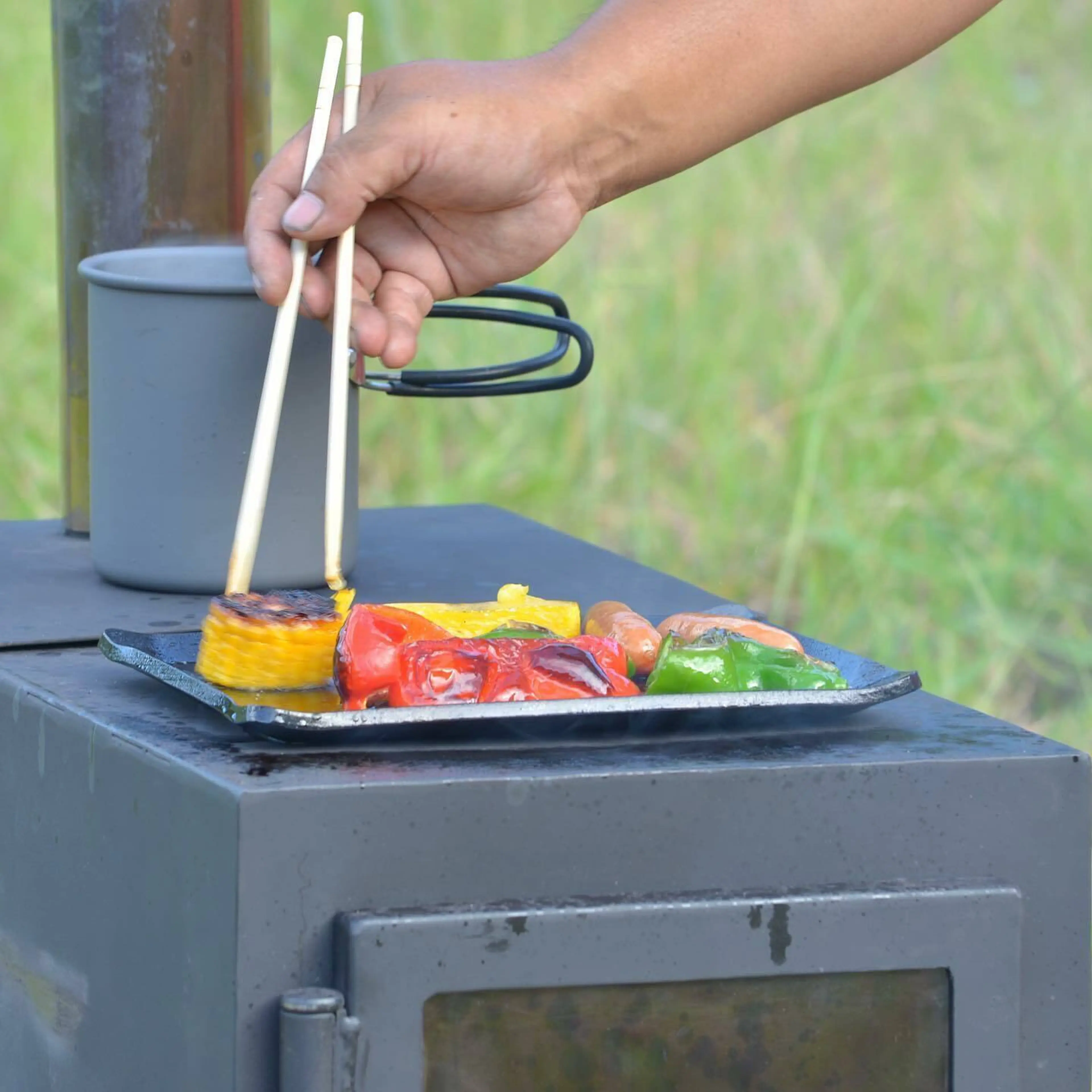 ピザ窯付きの薪ストーブで憧れの本格キャンプピザ！1台3役のその実力と