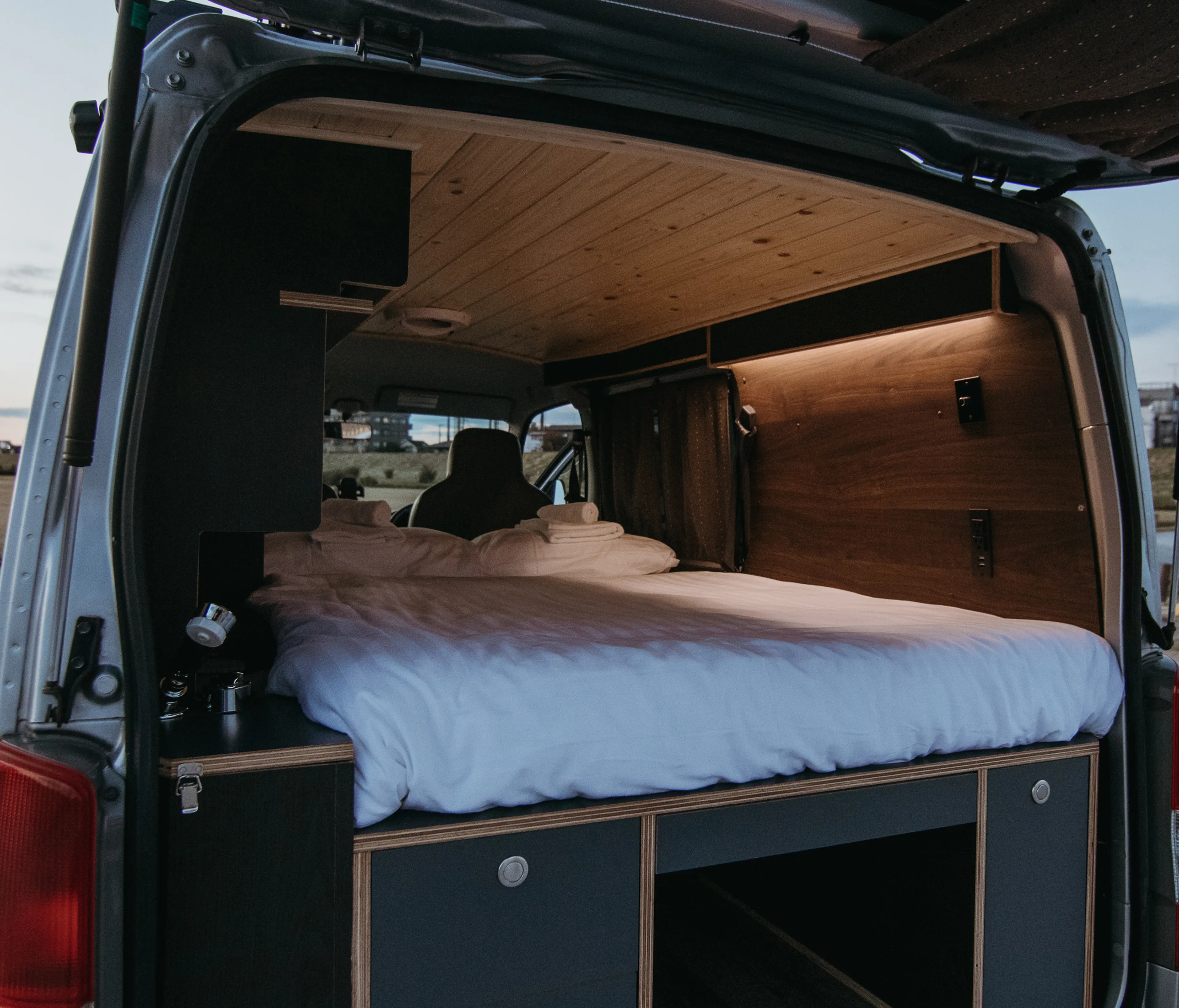 車中泊に快適リビングをプラス！カーサイドシェルターのおすすめ3選