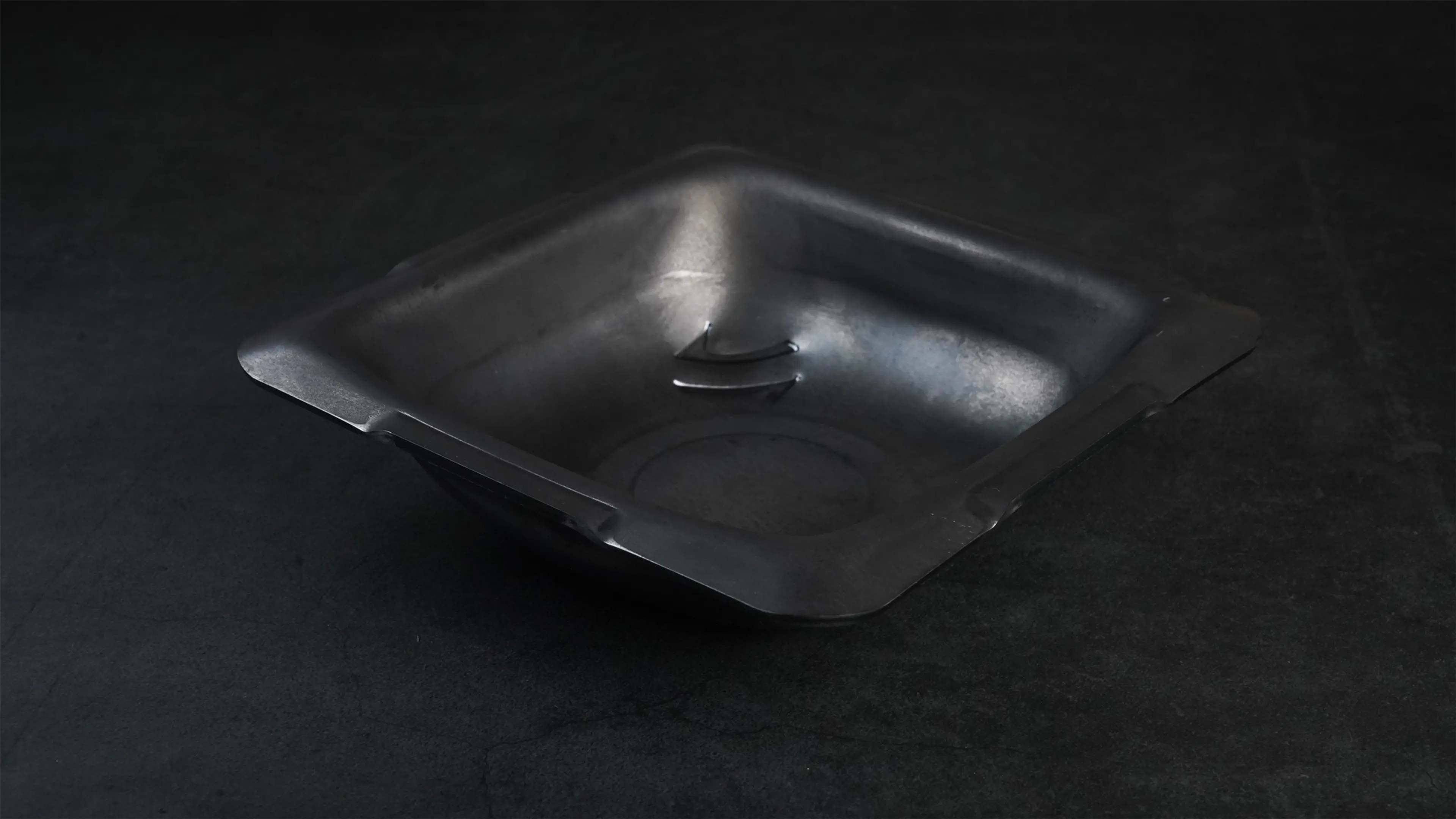 キャンプ料理の幅が格段にアップ！鉄鍋＆鉄板がそれぞれ蓋になる