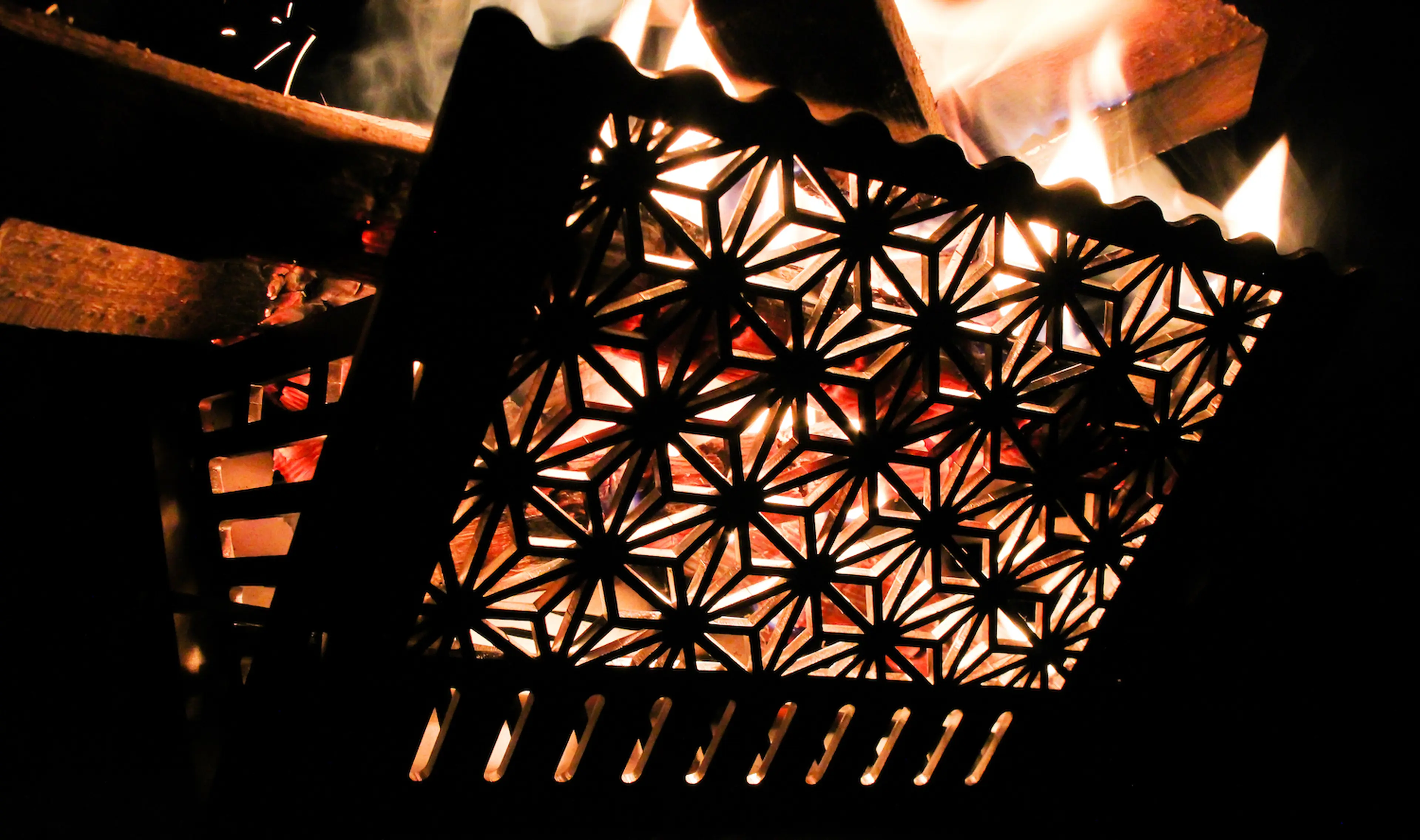 日本の伝統美を取り入れた「和柄焚火台」が誕生。アウトドアシーンに