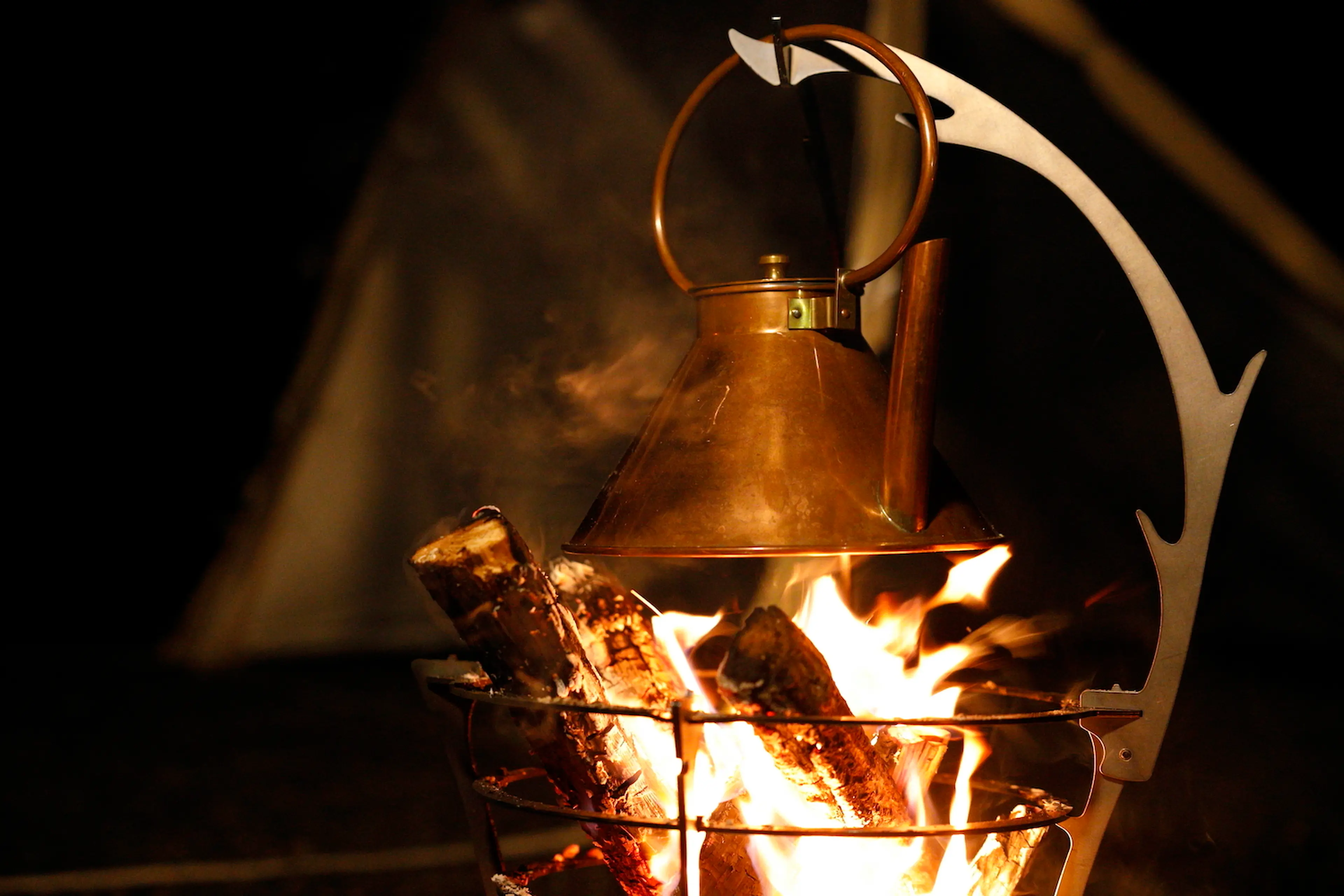 あの焚き火台の名は「グルグルファイヤー」。休日の癒やしを変えた画期