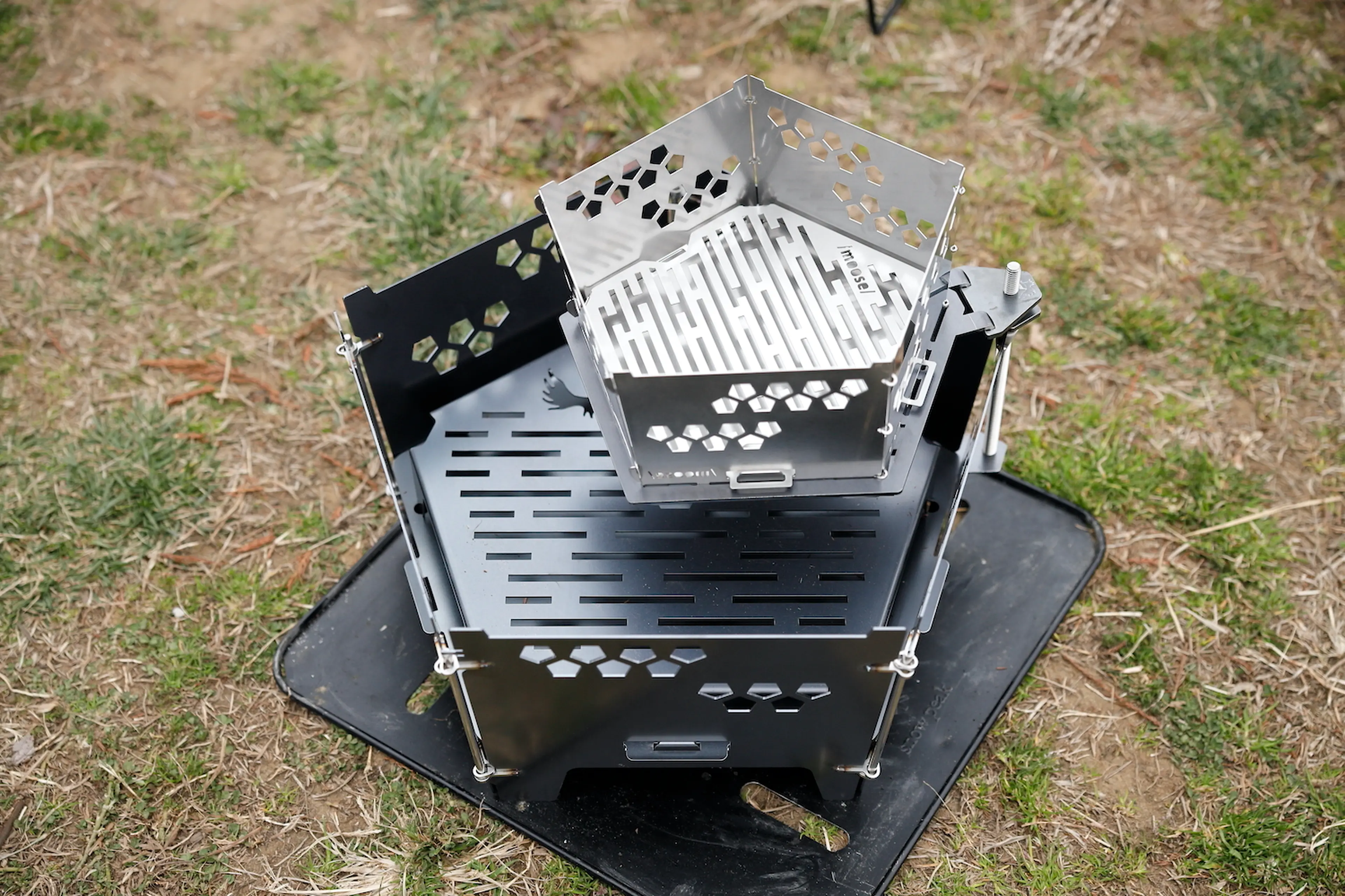 ロースタイル焚き火台なら「FIRE STAND ～灯篭～」。ソロで豪快