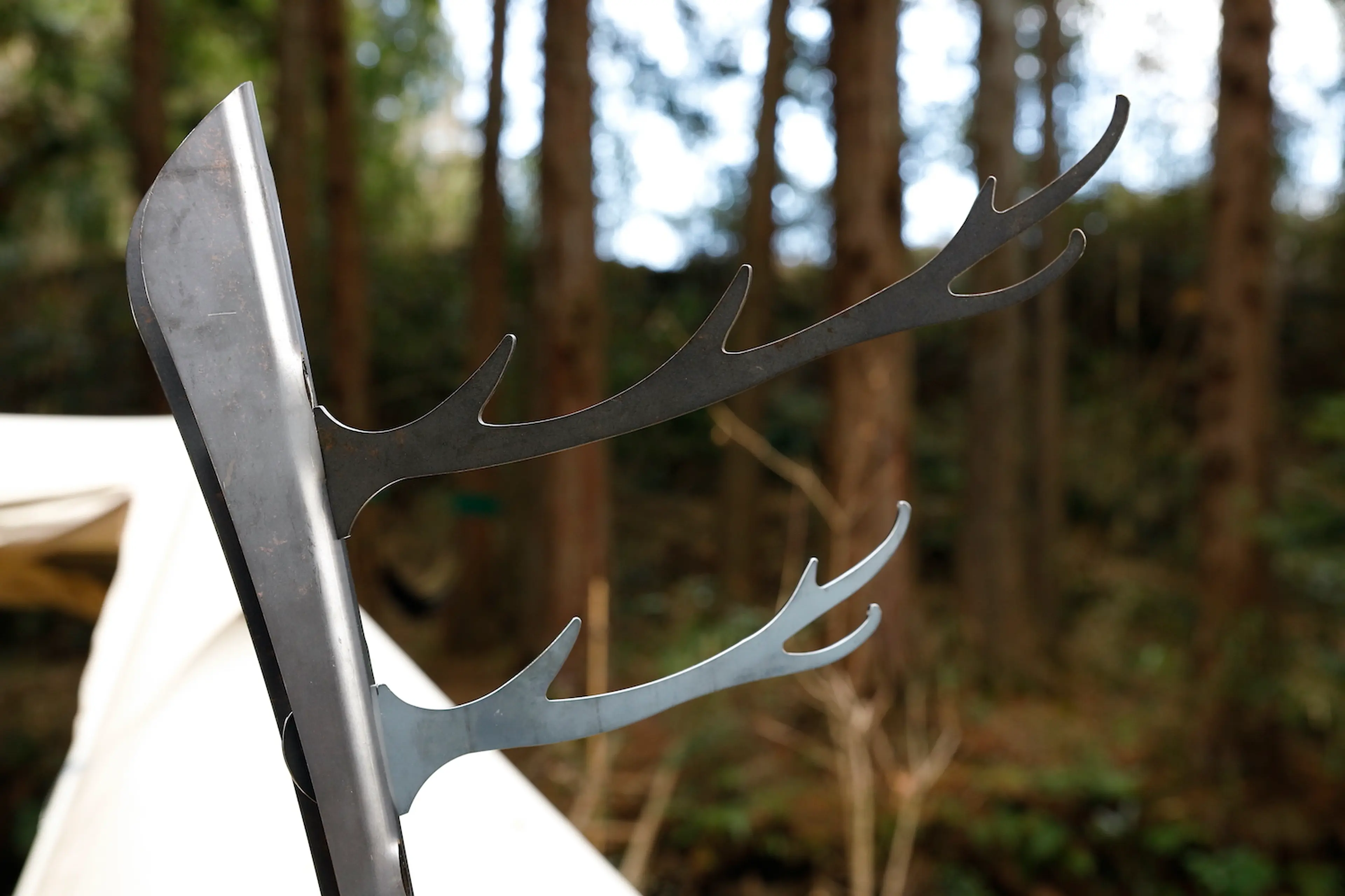 自然に溶け込む金属ランタンポール「ツノスタンド」。夜の