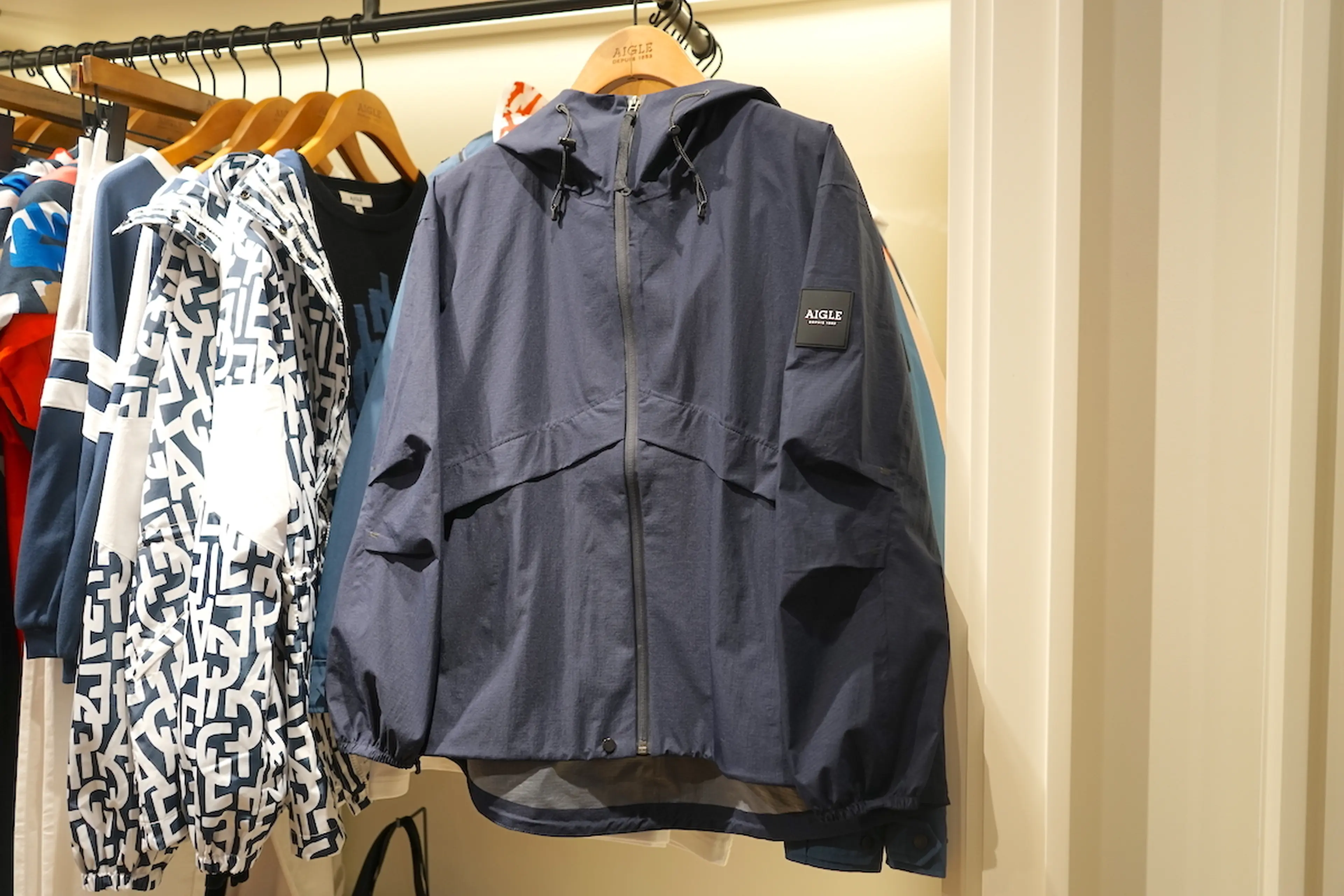 AIGLE マウンテンパーカー エーグルのヤバいギア】女性が着る