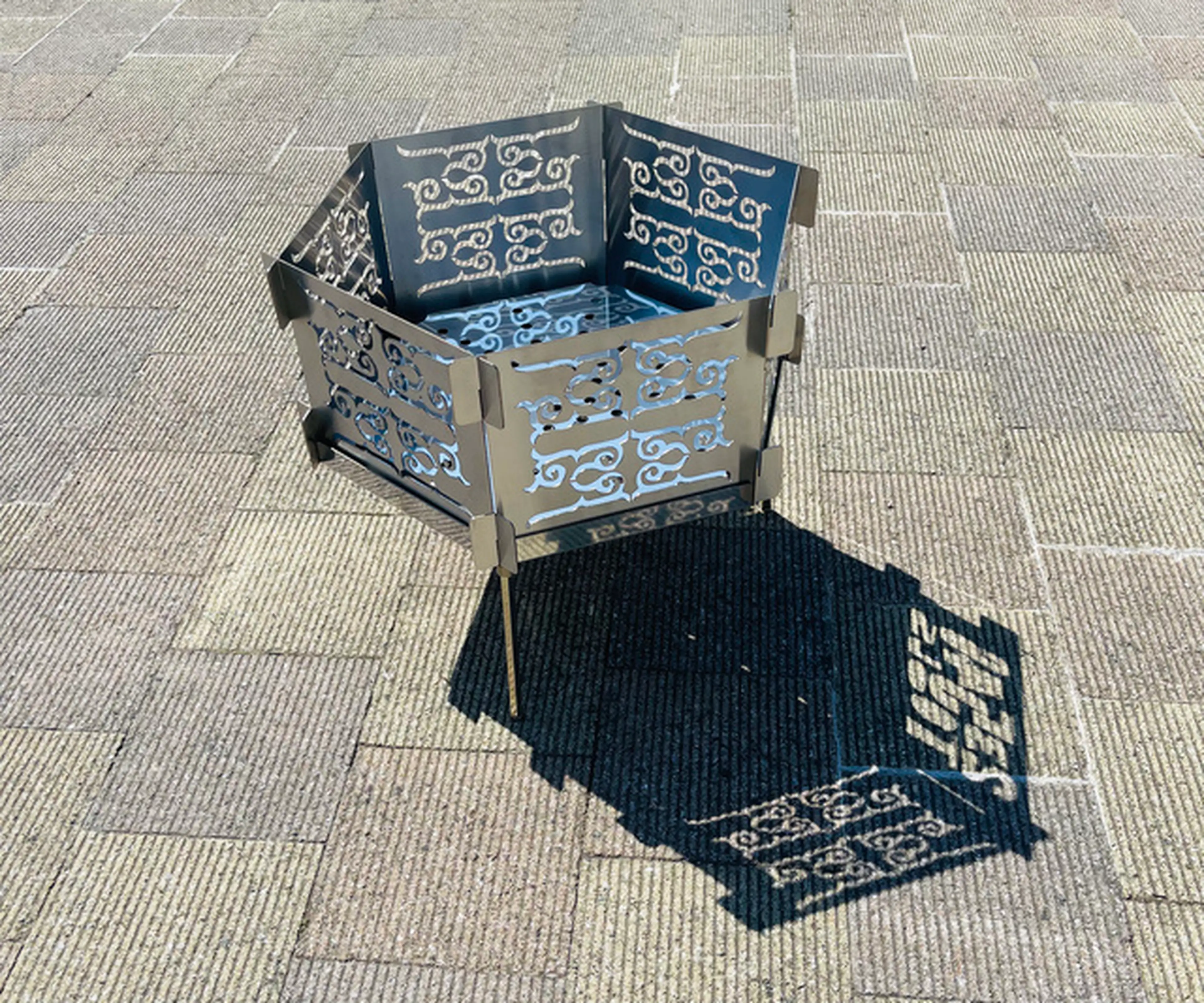 アイヌ文様が浮き上がる癒やしの焚き火台。キャンプで感じる悠久のとき