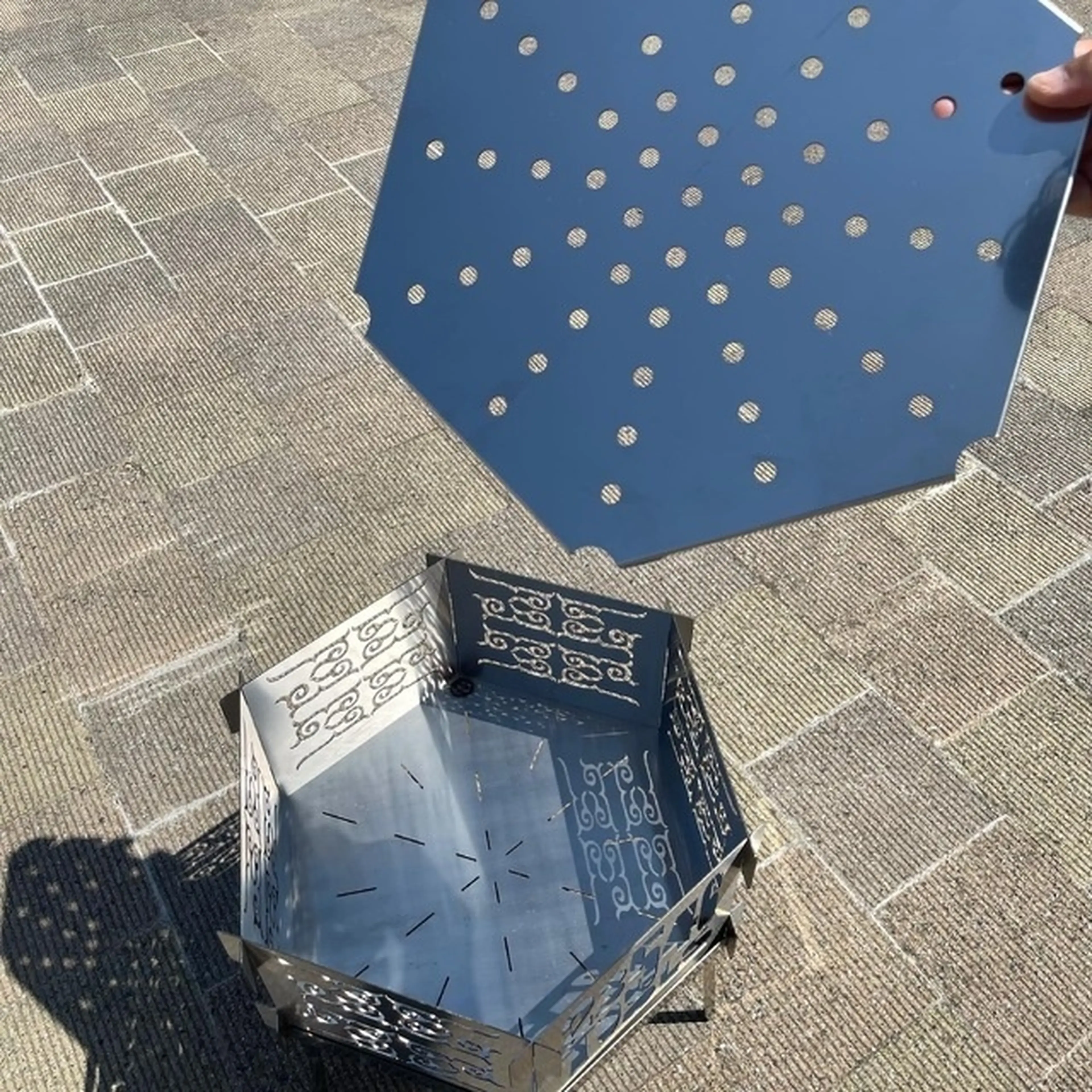 アイヌ文様が浮き上がる癒やしの焚き火台。キャンプで感じる悠久のとき