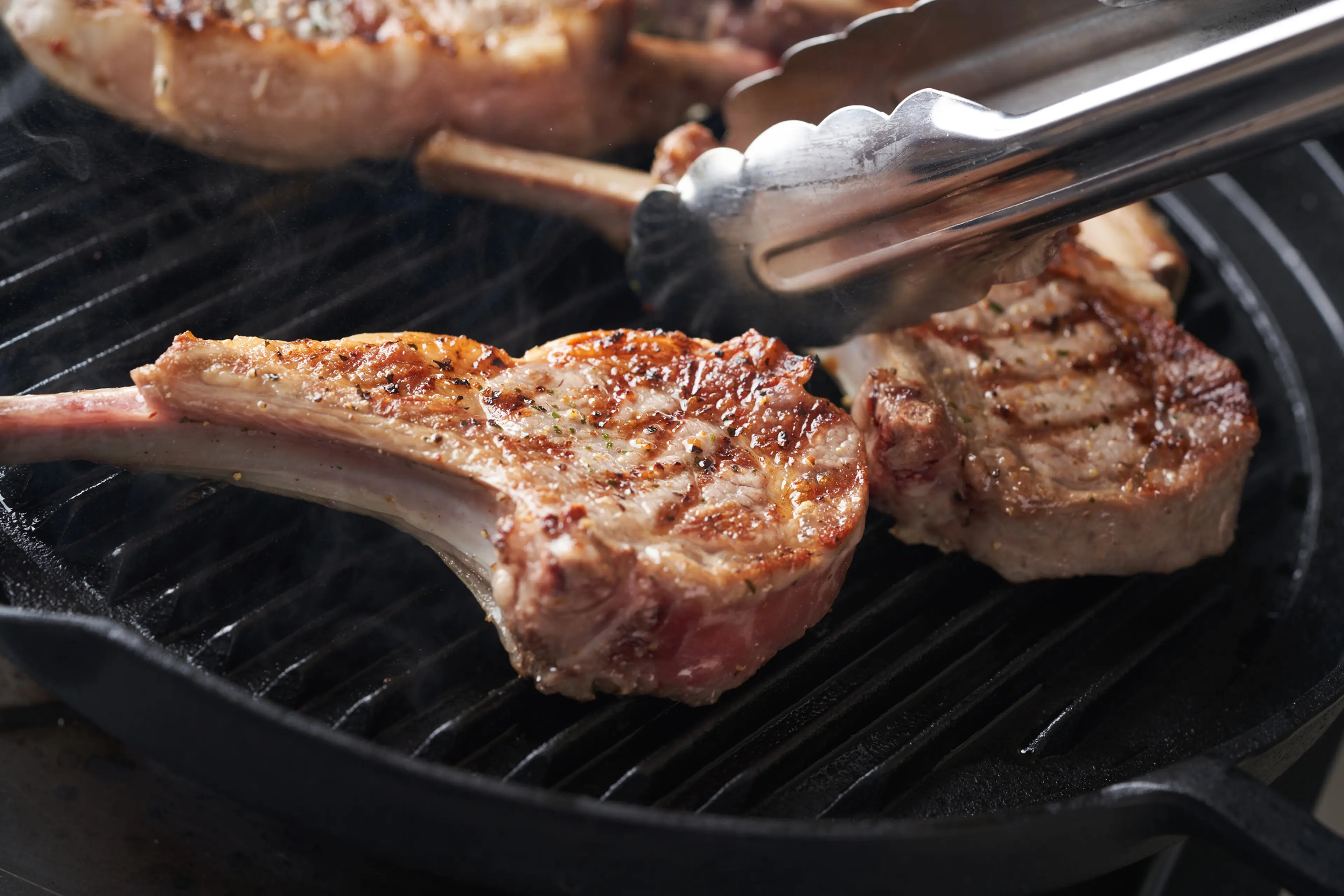 お肉をカリッとジューシーに！キャンプ料理に大活躍のミートプレスとは？ | キャンプ・アウトドア情報メディアhinata