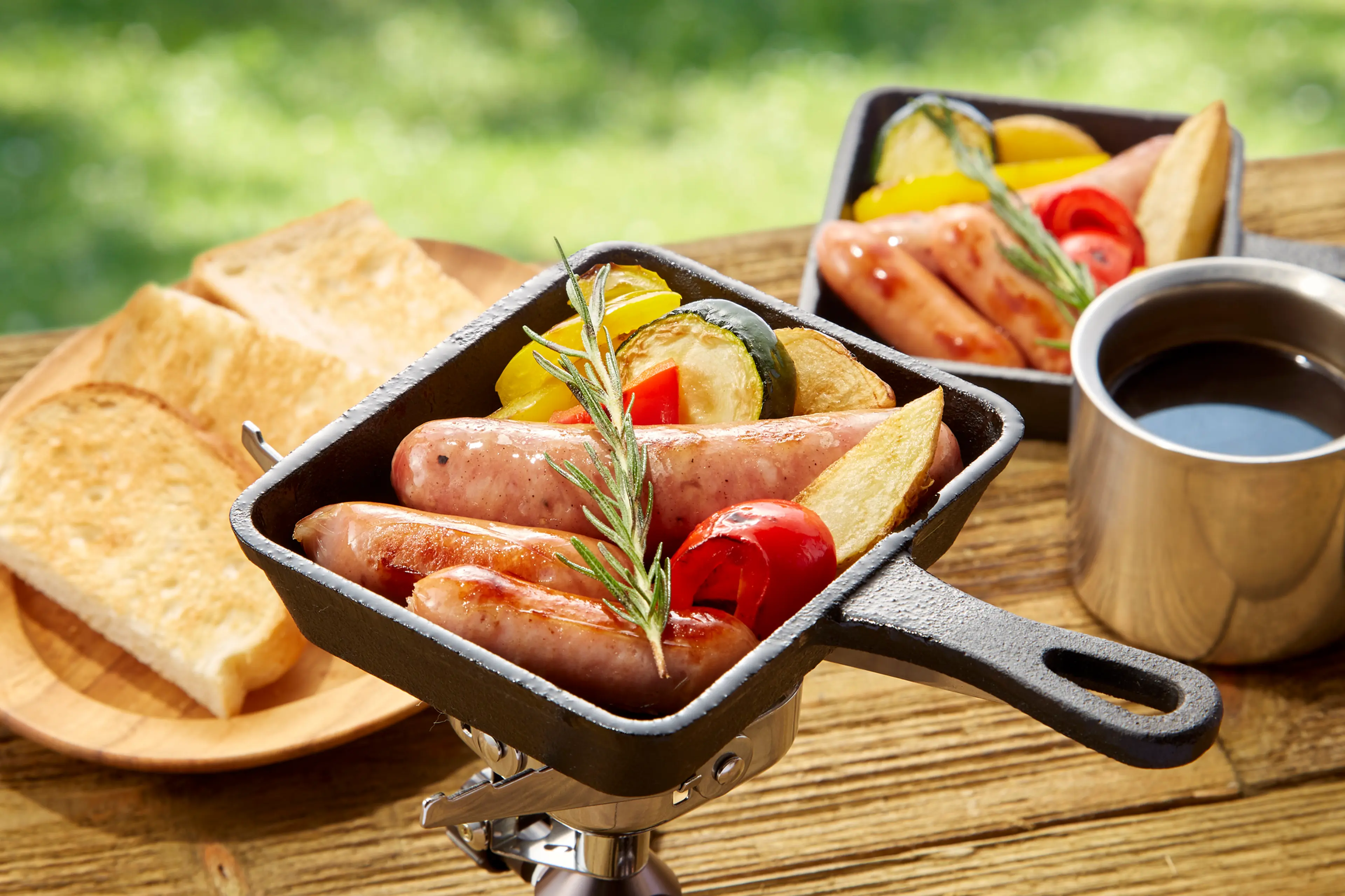 お肉をカリッとジューシーに！キャンプ料理に大活躍のミートプレスとは？ | キャンプ・アウトドア情報メディアhinata