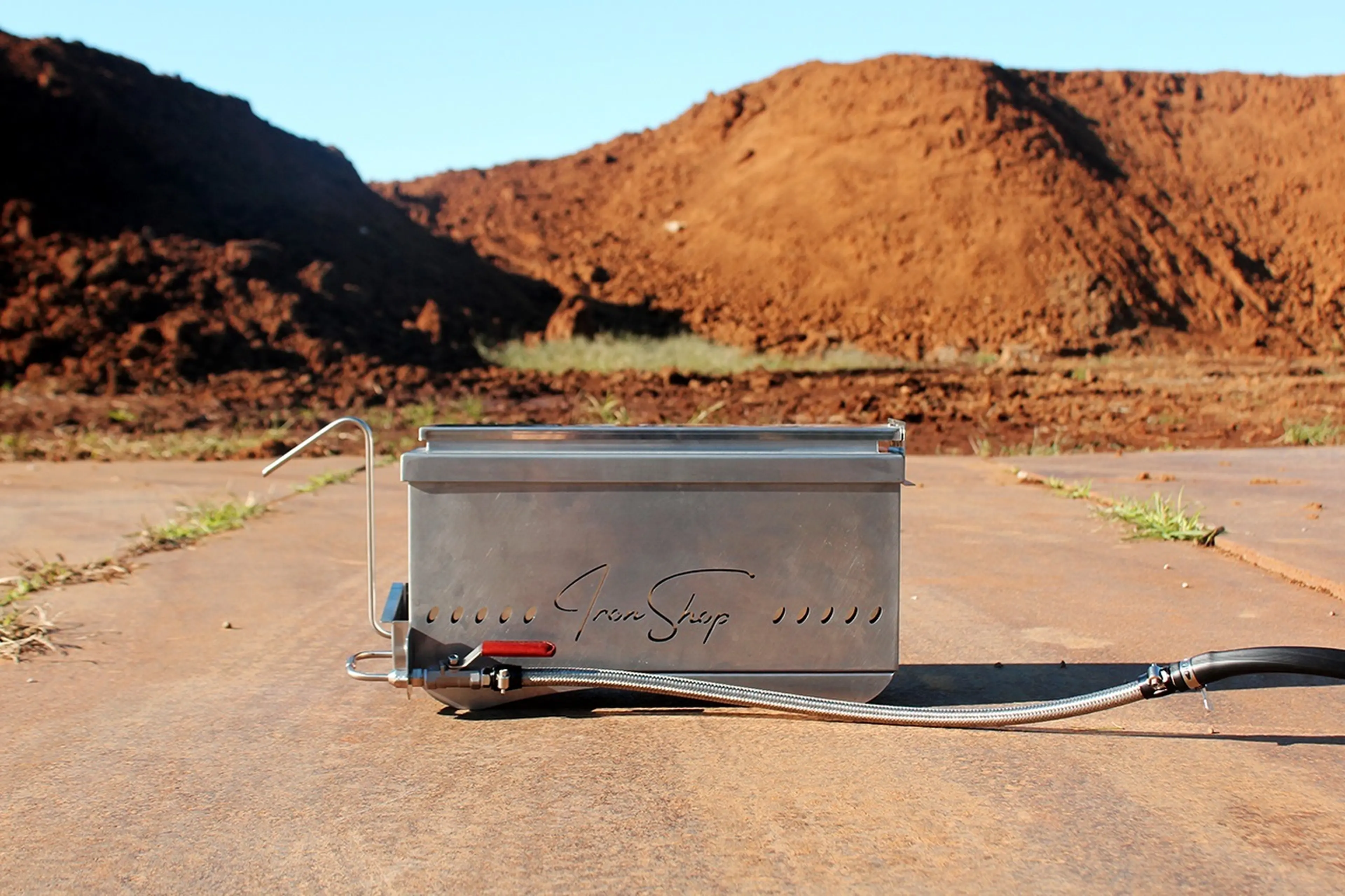 冬キャンプが断然快適に！お湯が出るストーブ「IRON STOVE(アイアン