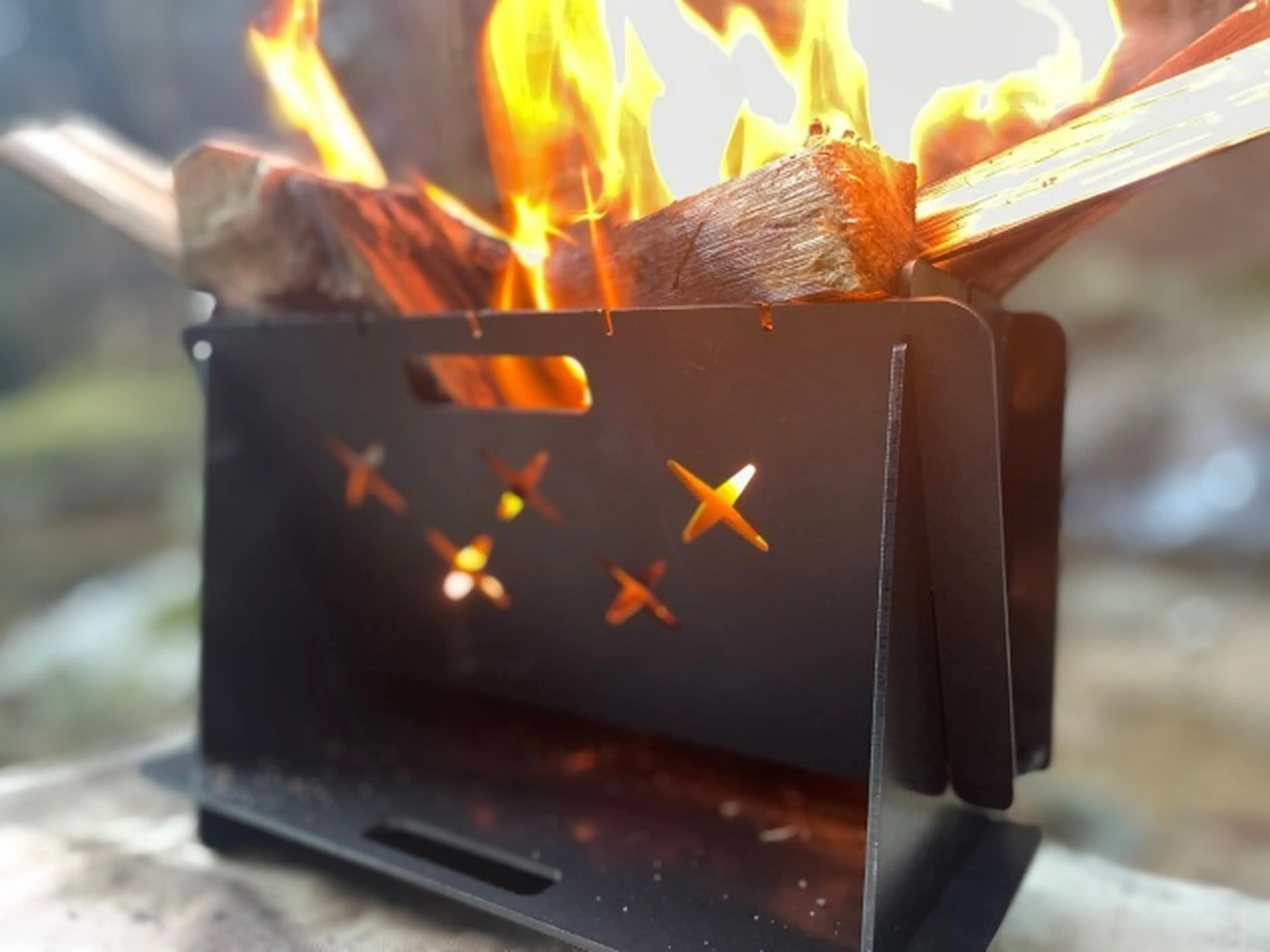 忍者の里・伊賀で生まれたコンパクト焚き火台「火術ソロ」が女性