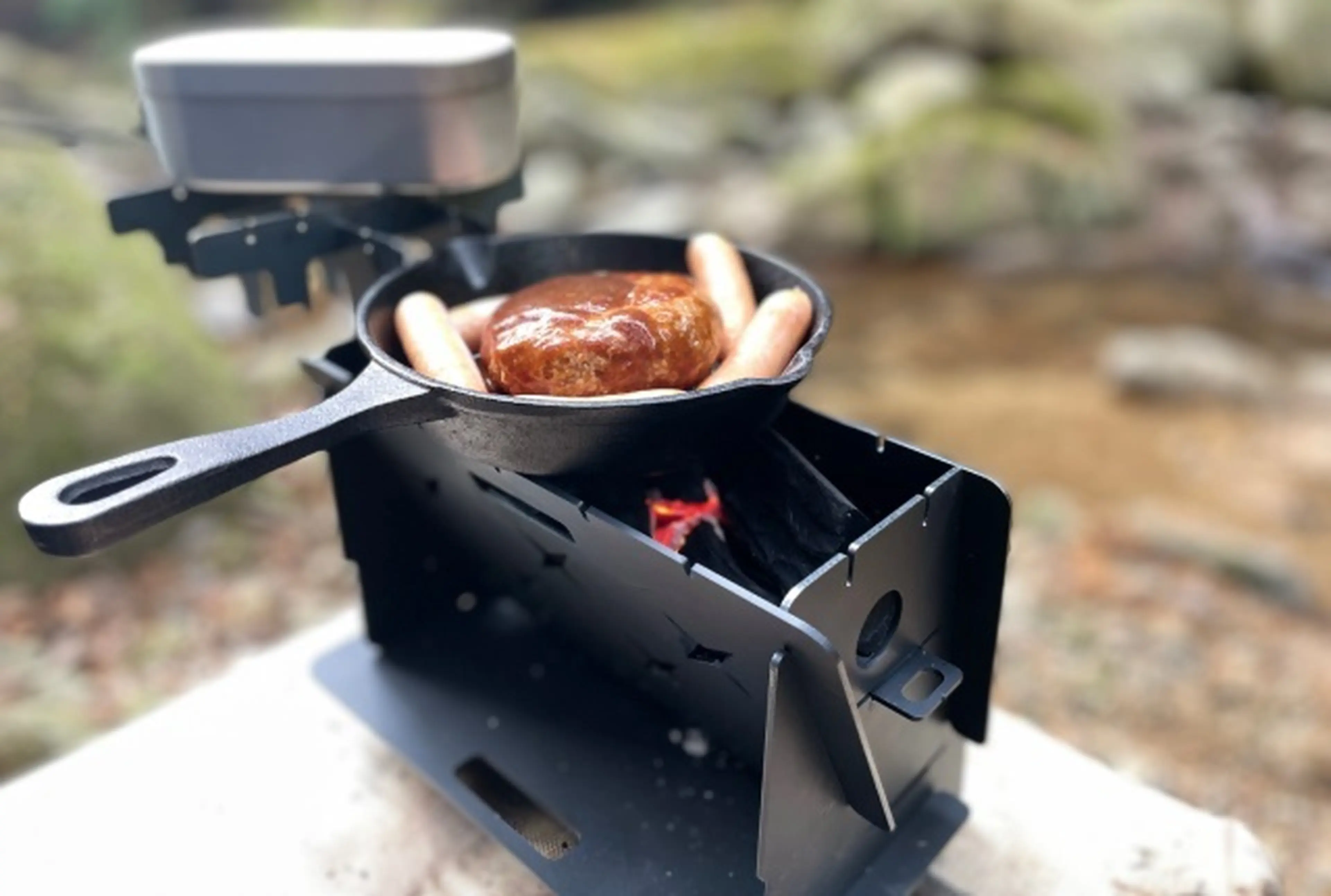 忍者の里・伊賀で生まれたコンパクト焚き火台「火術ソロ」が女性