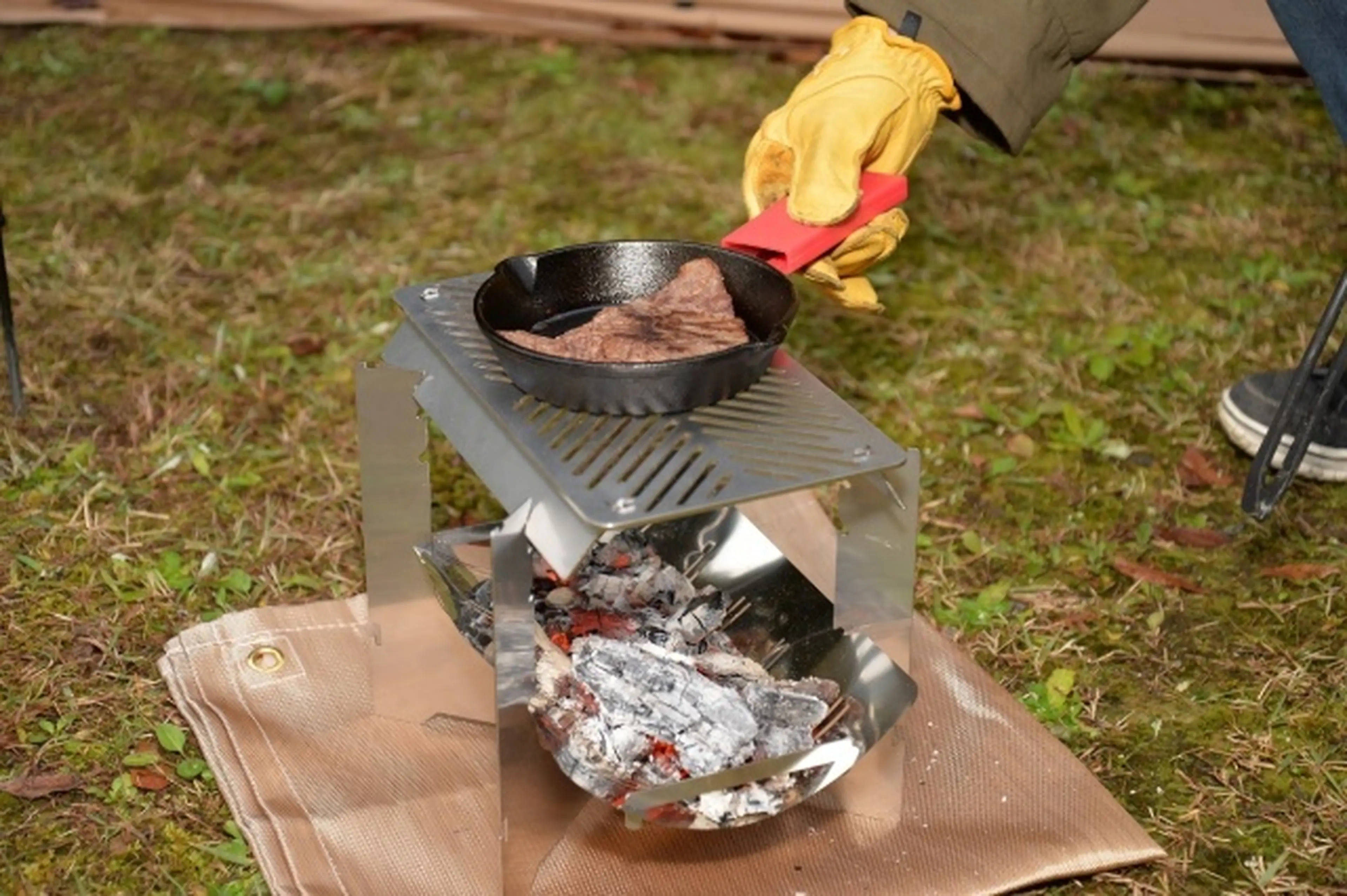 ガス火でも薪でも！多機能焚き火台「ペケポン」がキャンプの楽しみ方を