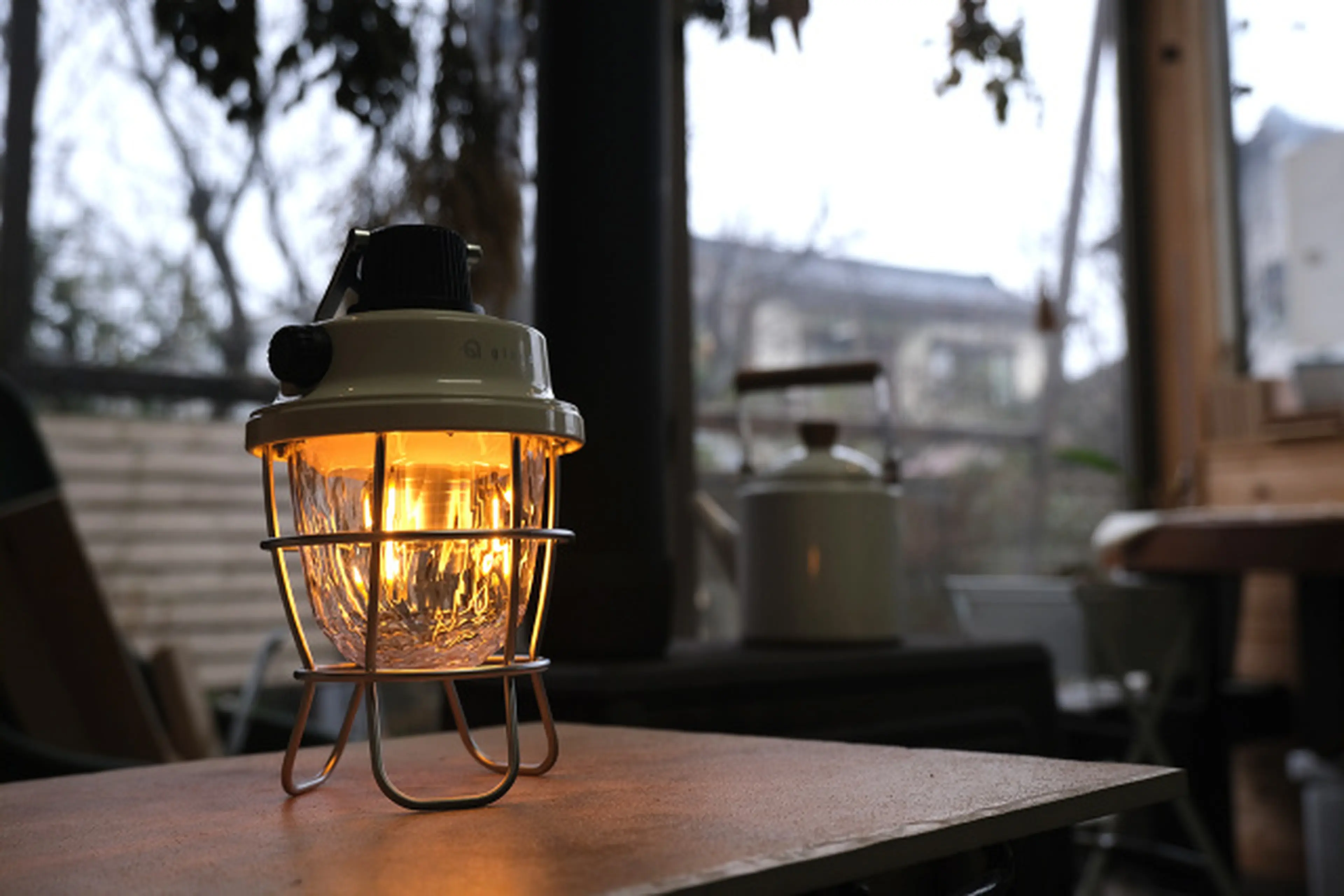 急な雨でも問題なし！家でも外でも安心の灯りを届ける「レトロパイン