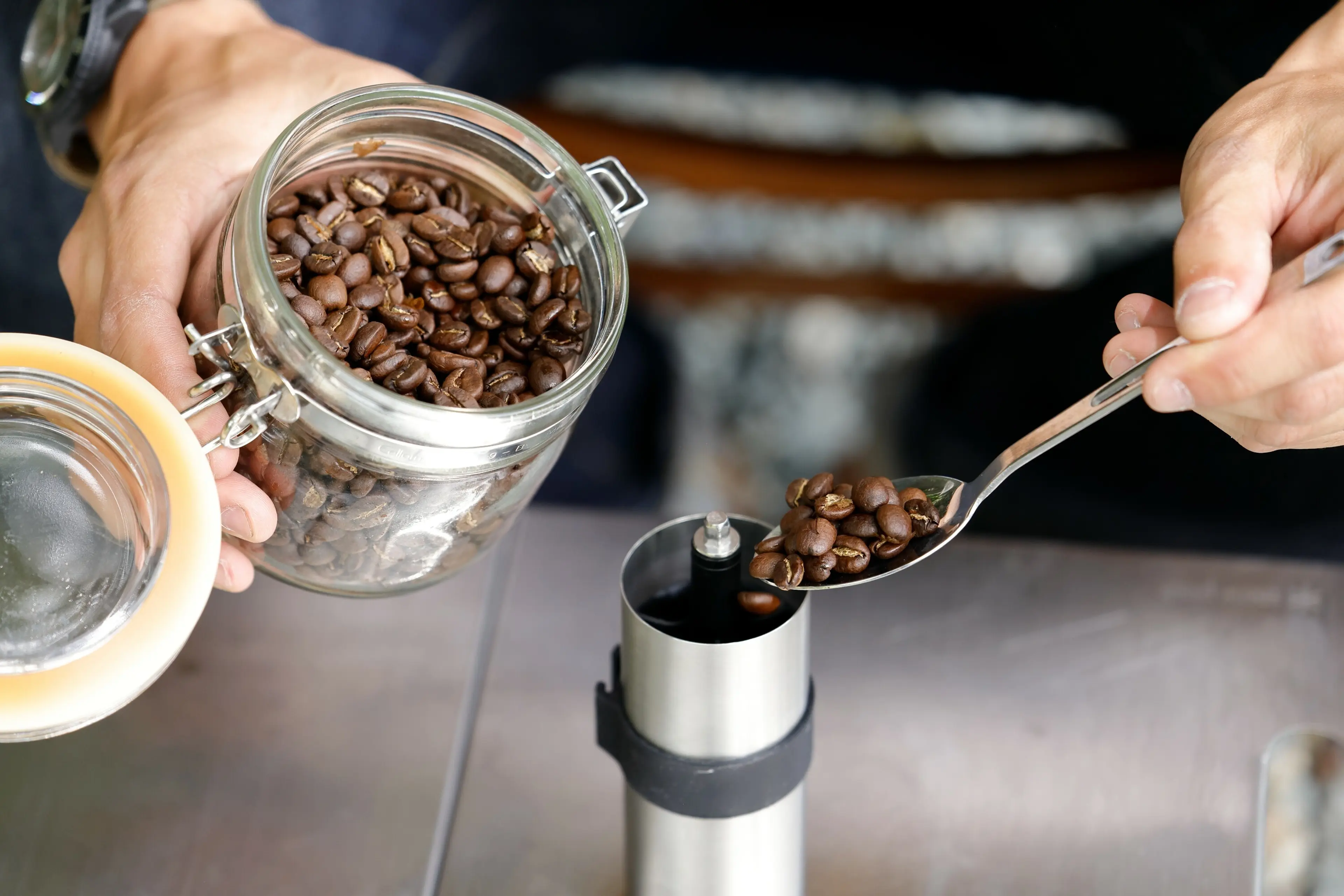 ソロキャンプこそ、こだわりのコーヒーセットが必須！自然と