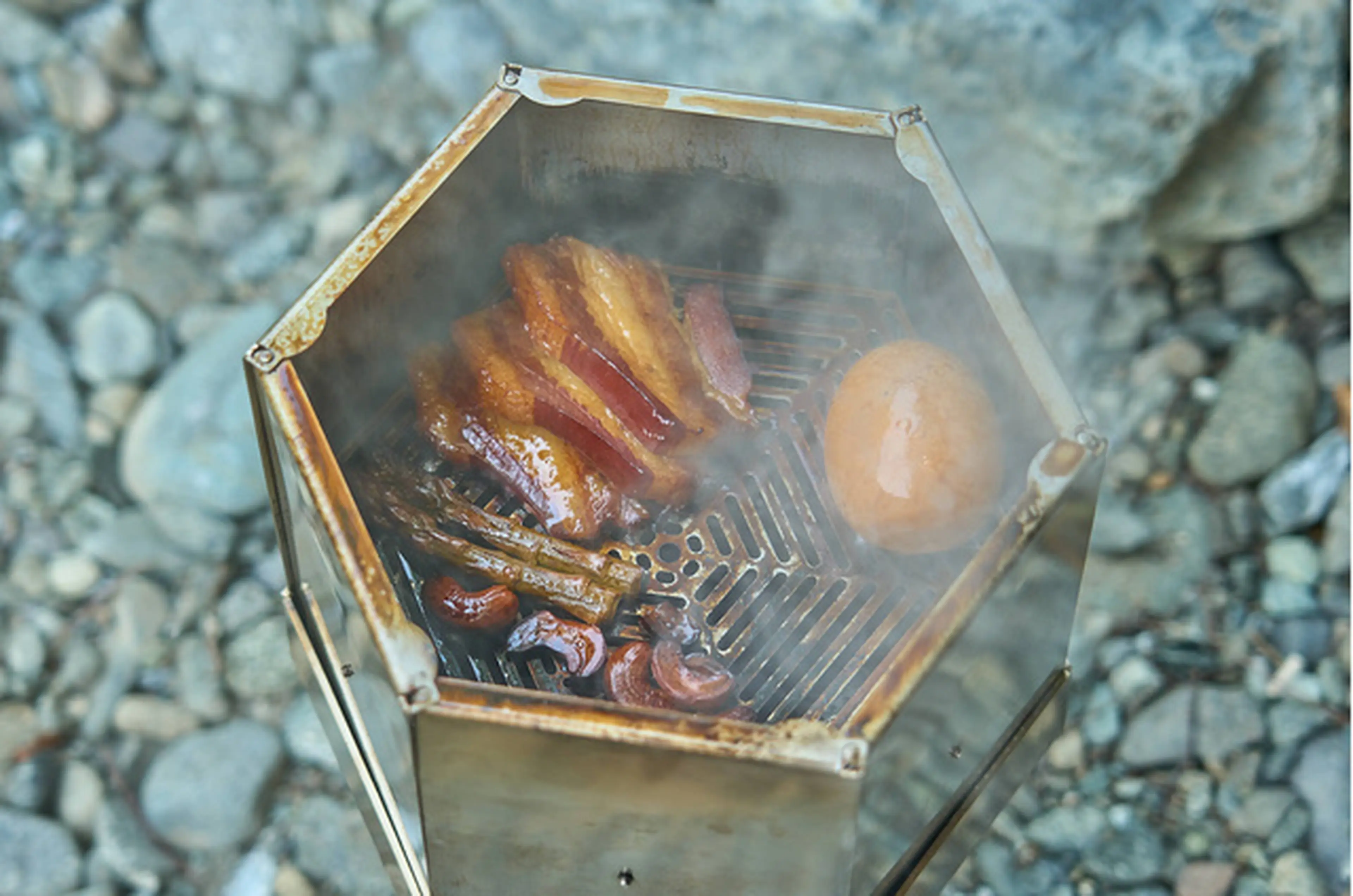 ソロキャンパー向け燻製器が登場！至極の一杯を味わうためのマストギア