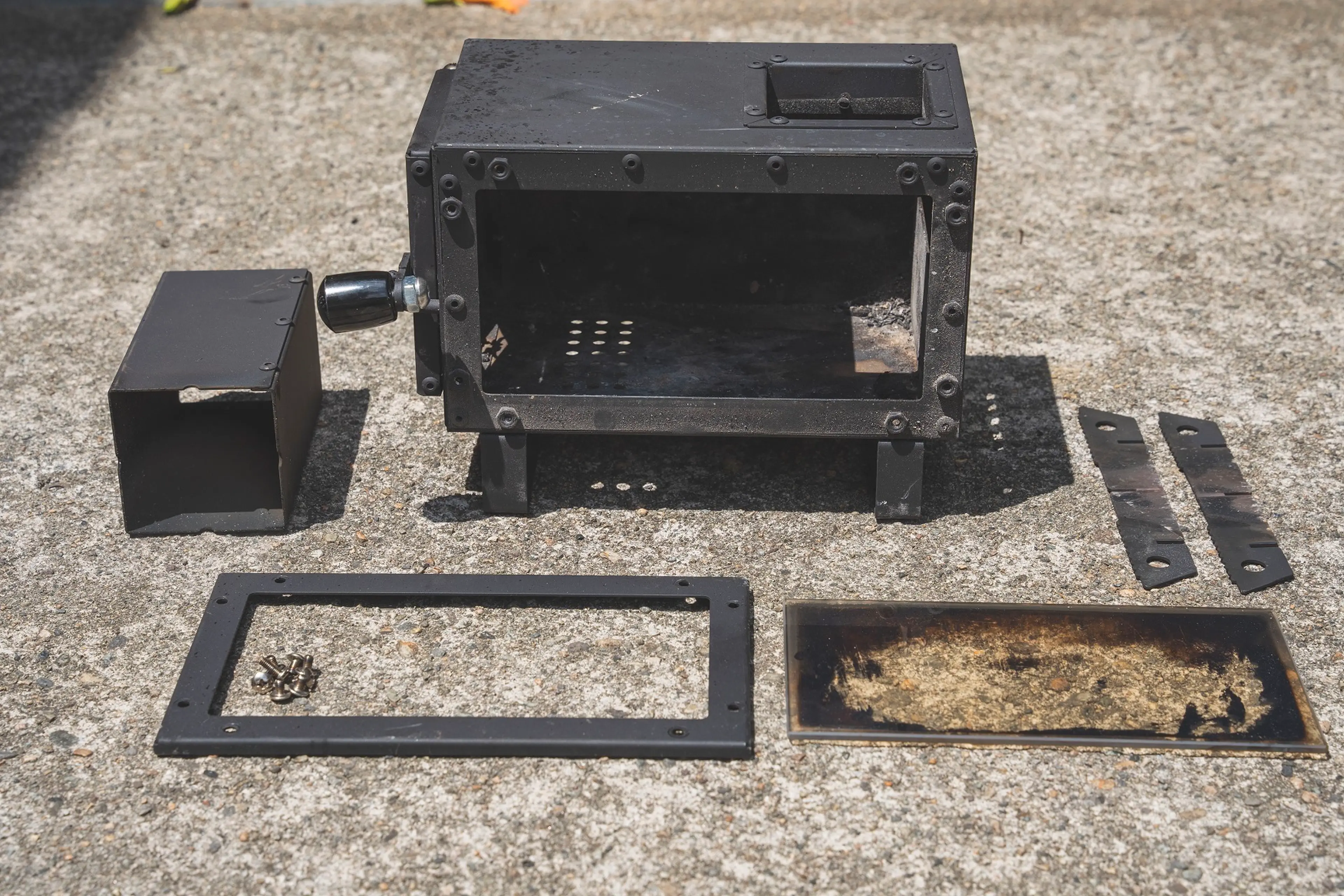 ありそうでなかったサイズ感！卓上薪ストーブ「ディアストーブ