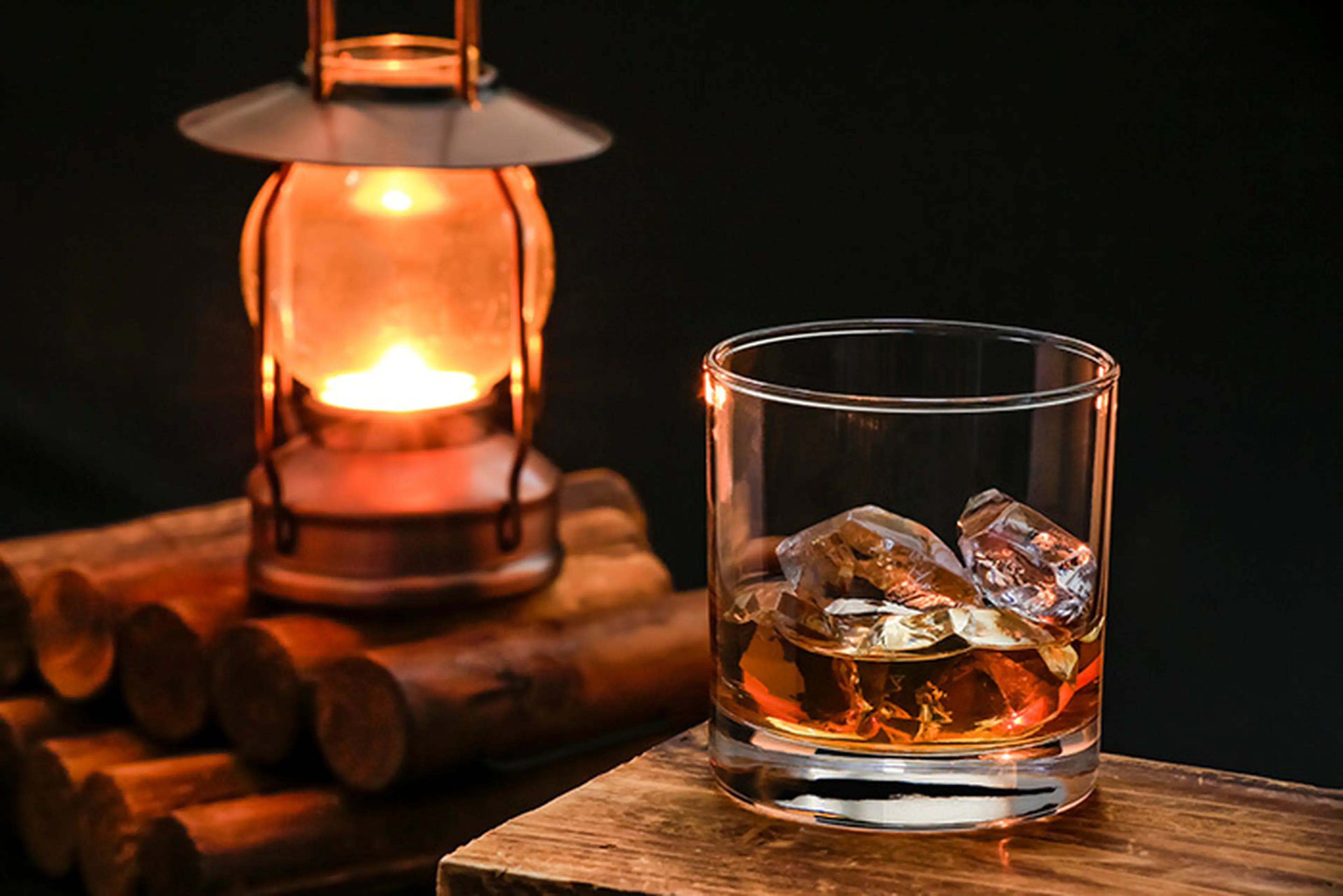 今日のキャンプ用語辞典】今さら聞けない「キャンドルランタン」とは