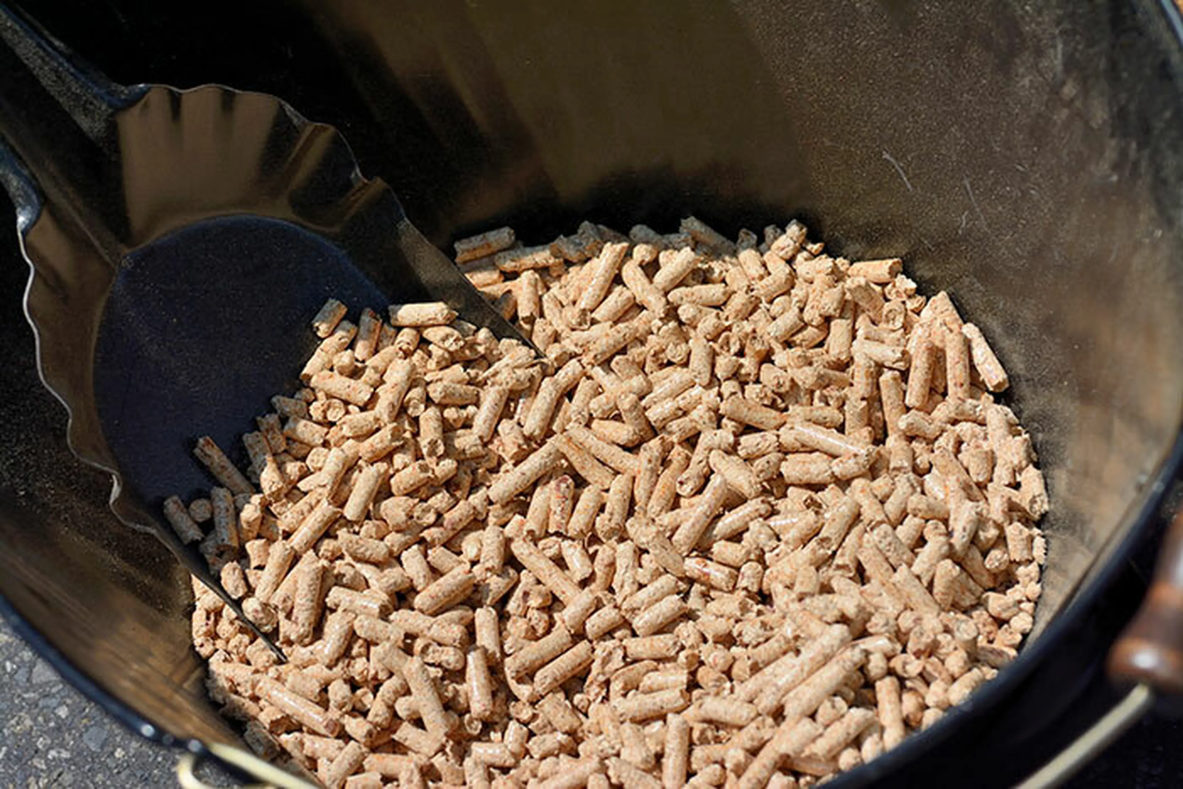 今日のキャンプ用語辞典】今さら聞けない「ペレットストーブ」とは