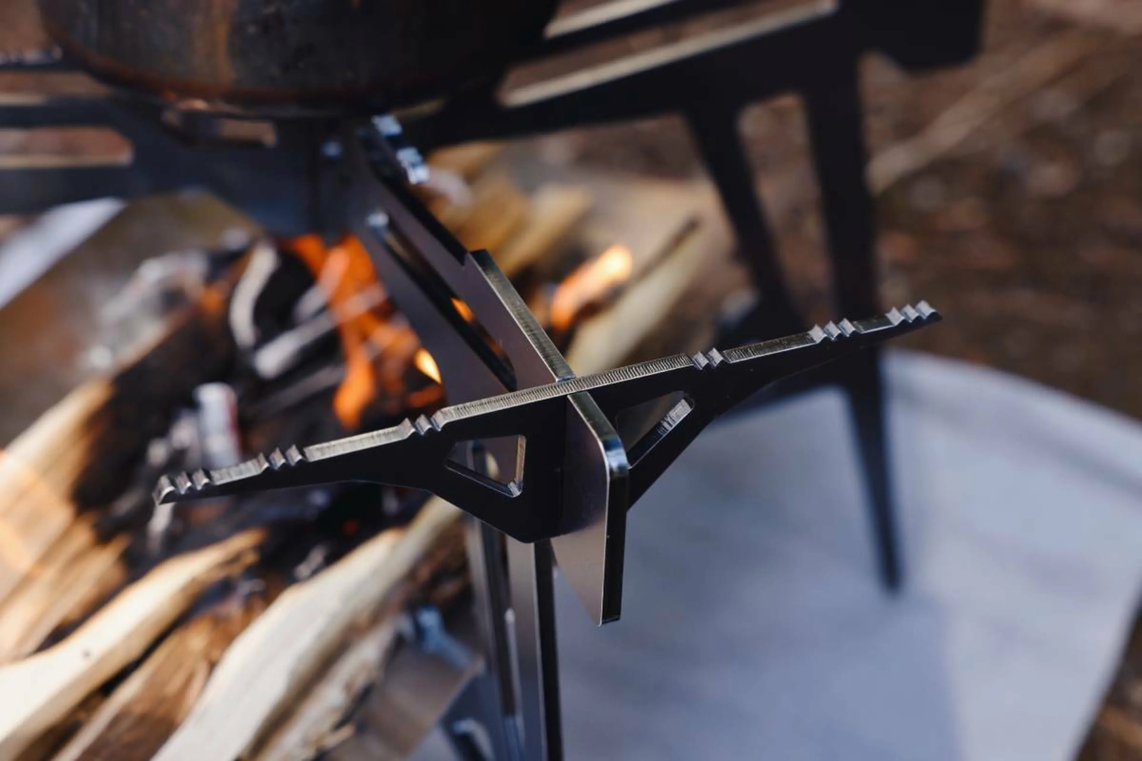 トガッた見た目に絶対痺れる！原始回帰を思わせる無骨な焚き火台「火星