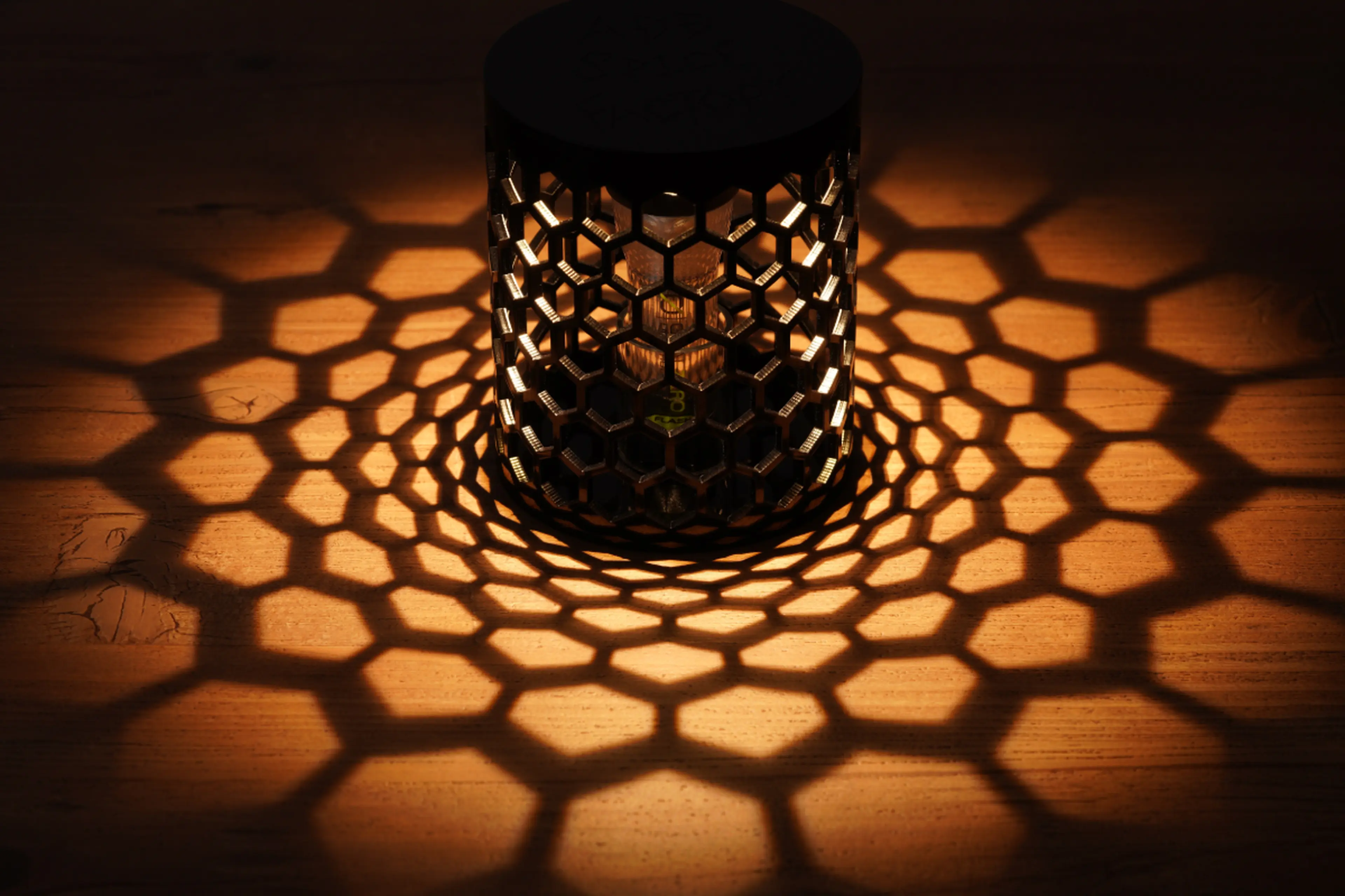 幾何学模様が変化する、ゴールゼロ専用ランタンシェード「ROKU