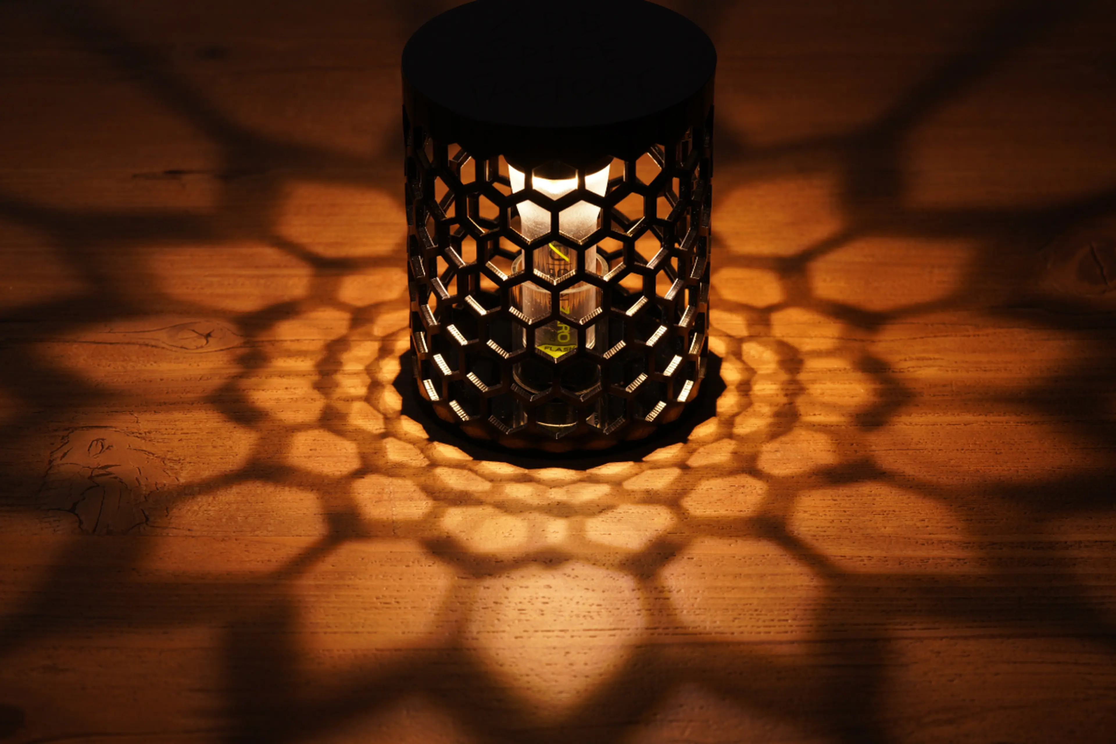 幾何学模様が変化する、ゴールゼロ専用ランタンシェード「ROKU