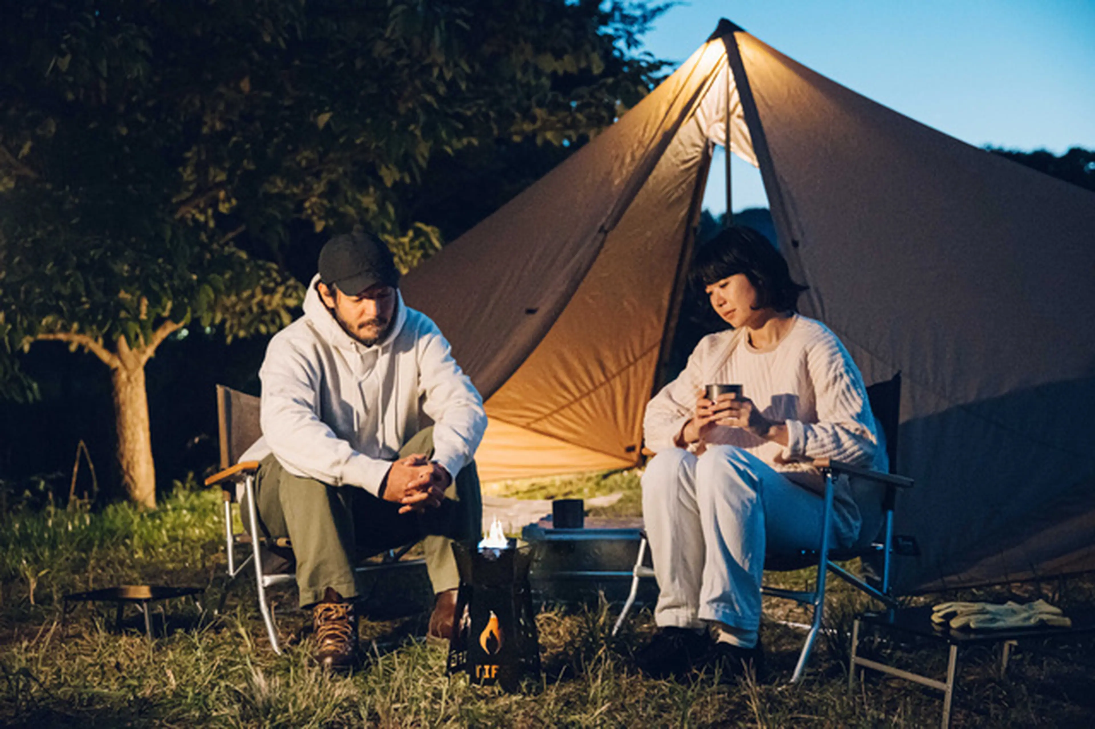 1秒着火の新感覚焚き火台で、家の中でも炎の癒しを【THE IRON