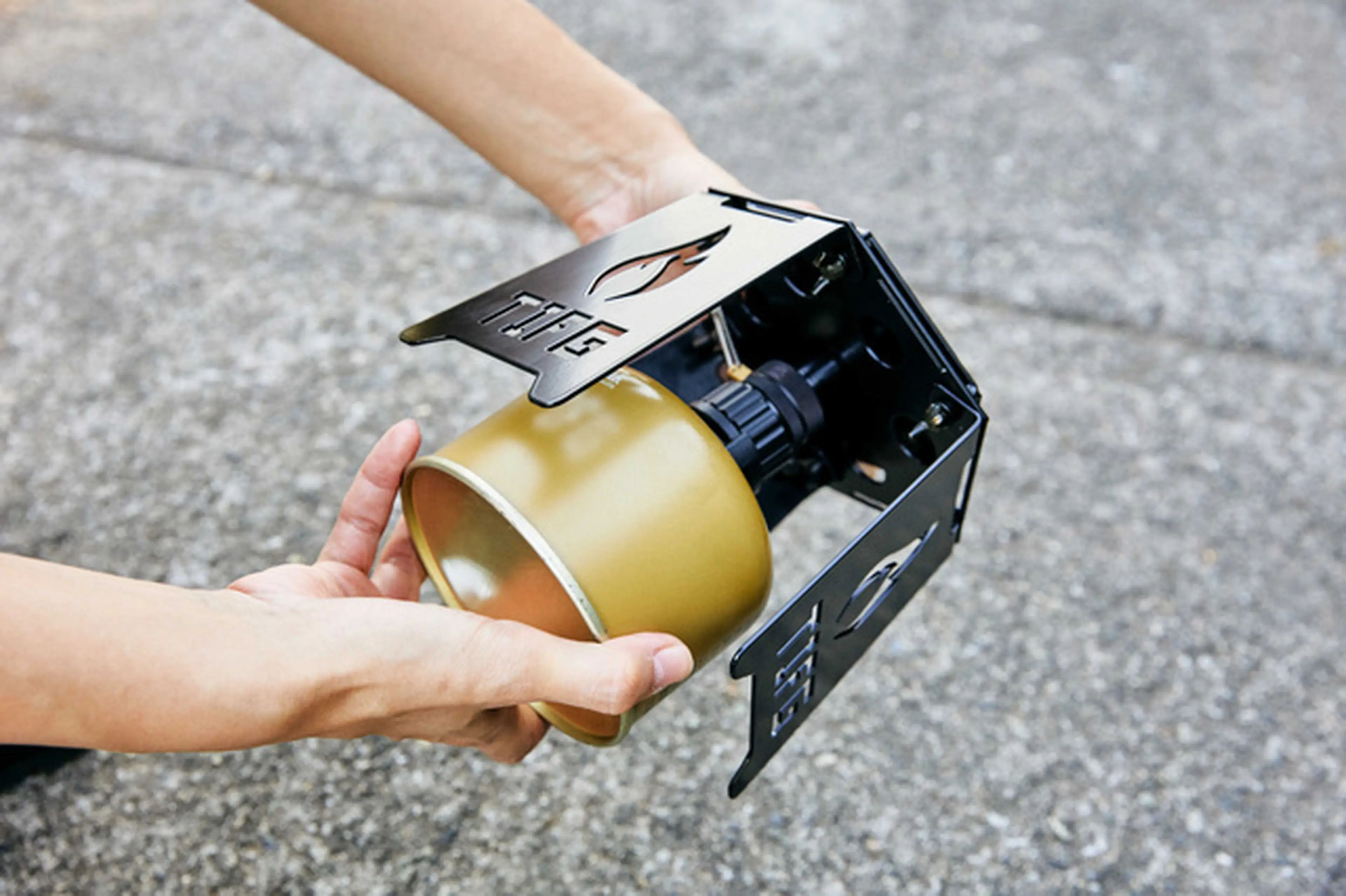 1秒着火の新感覚焚き火台で、家の中でも炎の癒しを【THE IRON