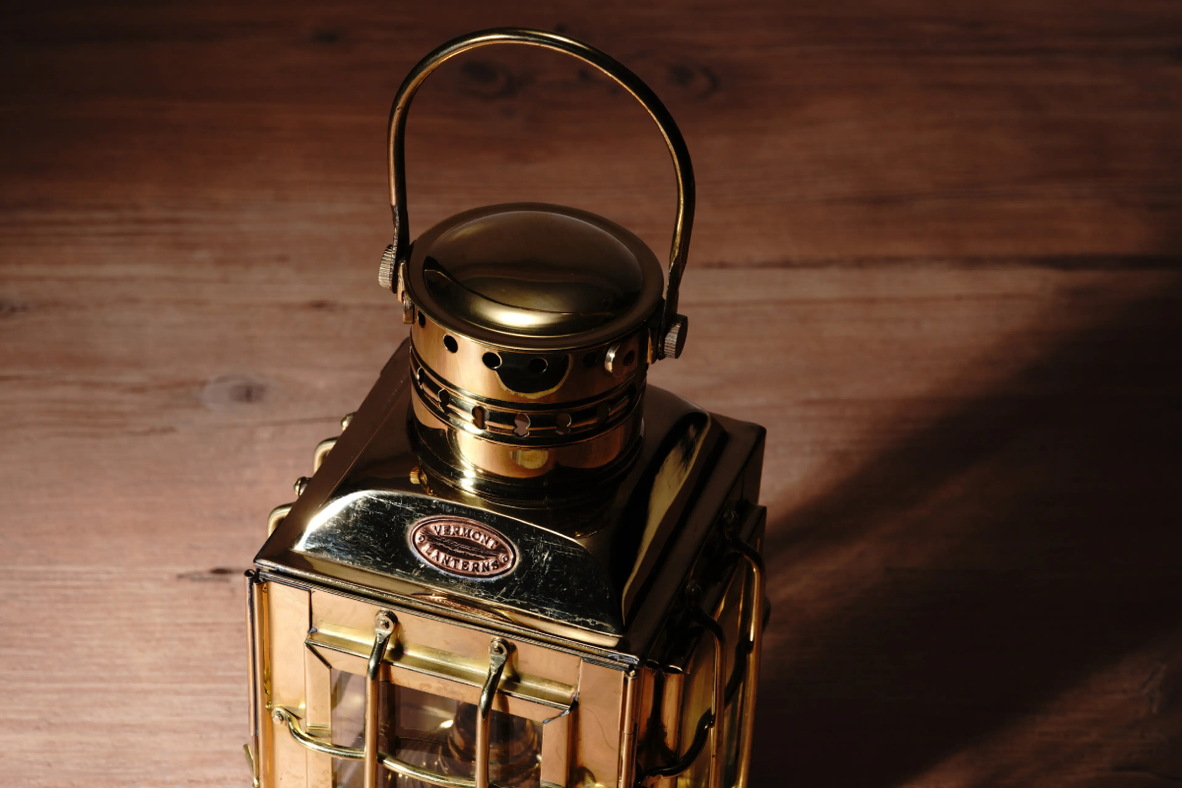 レトロな真鍮製ランタンが今、新しく、美しい。アウトドアの夜を