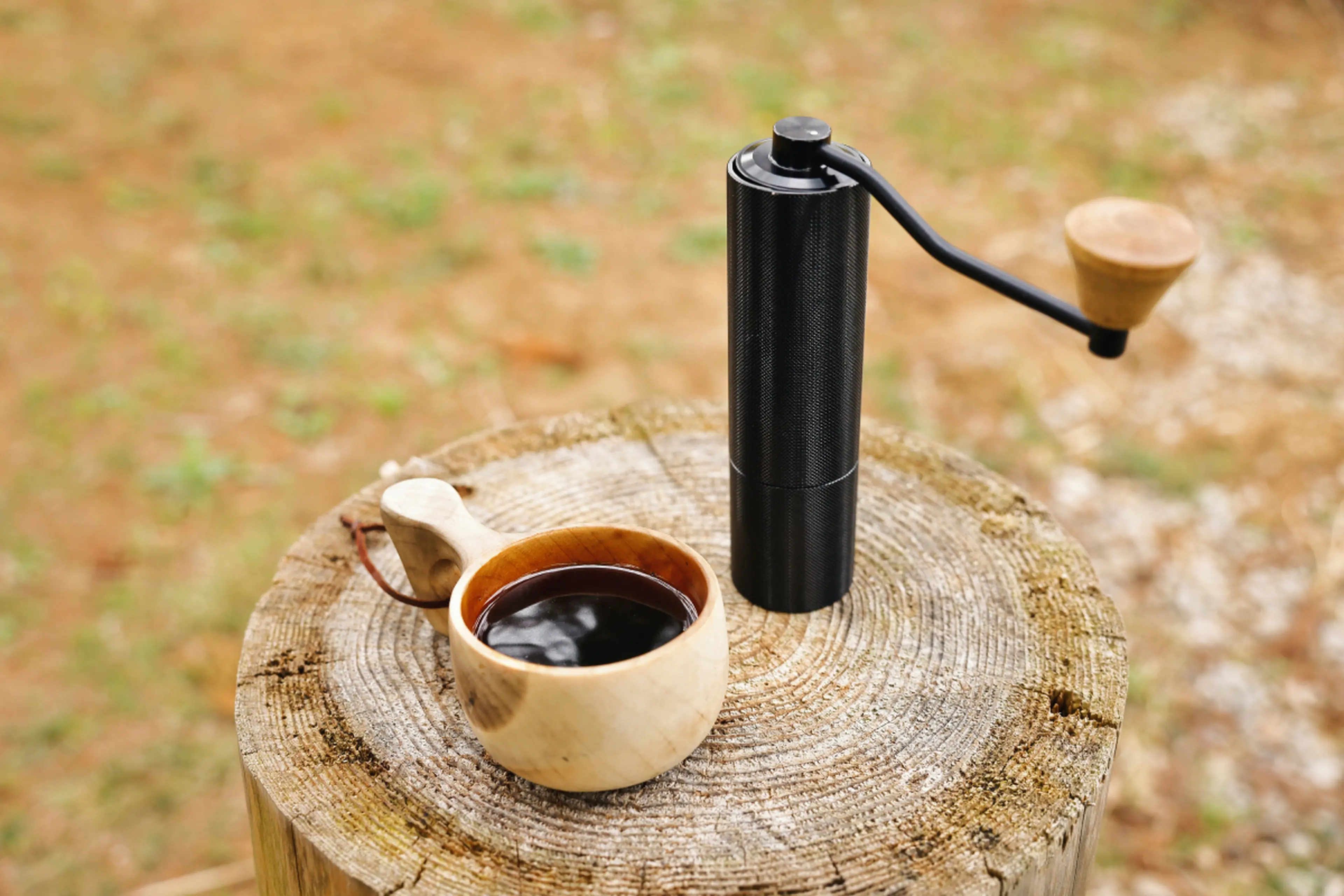 【すばる】bisetti コーヒーミル&amp;豆保管容器　オリーブ 豆を切る」から香りが違う！キャンプのコーヒータイムを極める高級手動
