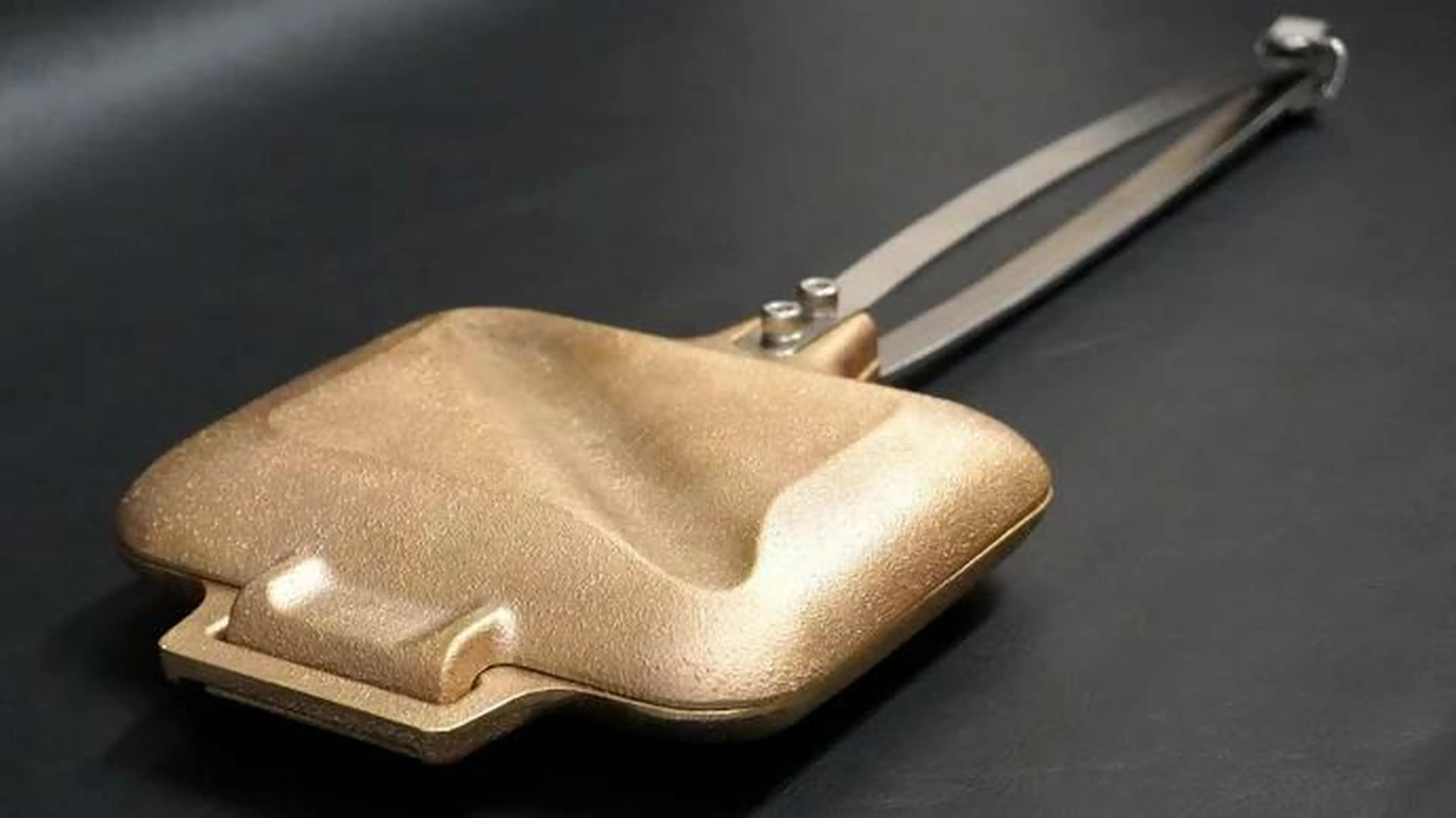 驚きの「銅合金製ホットサンドメーカー」が登場！キャンプ飯を高熱伝導