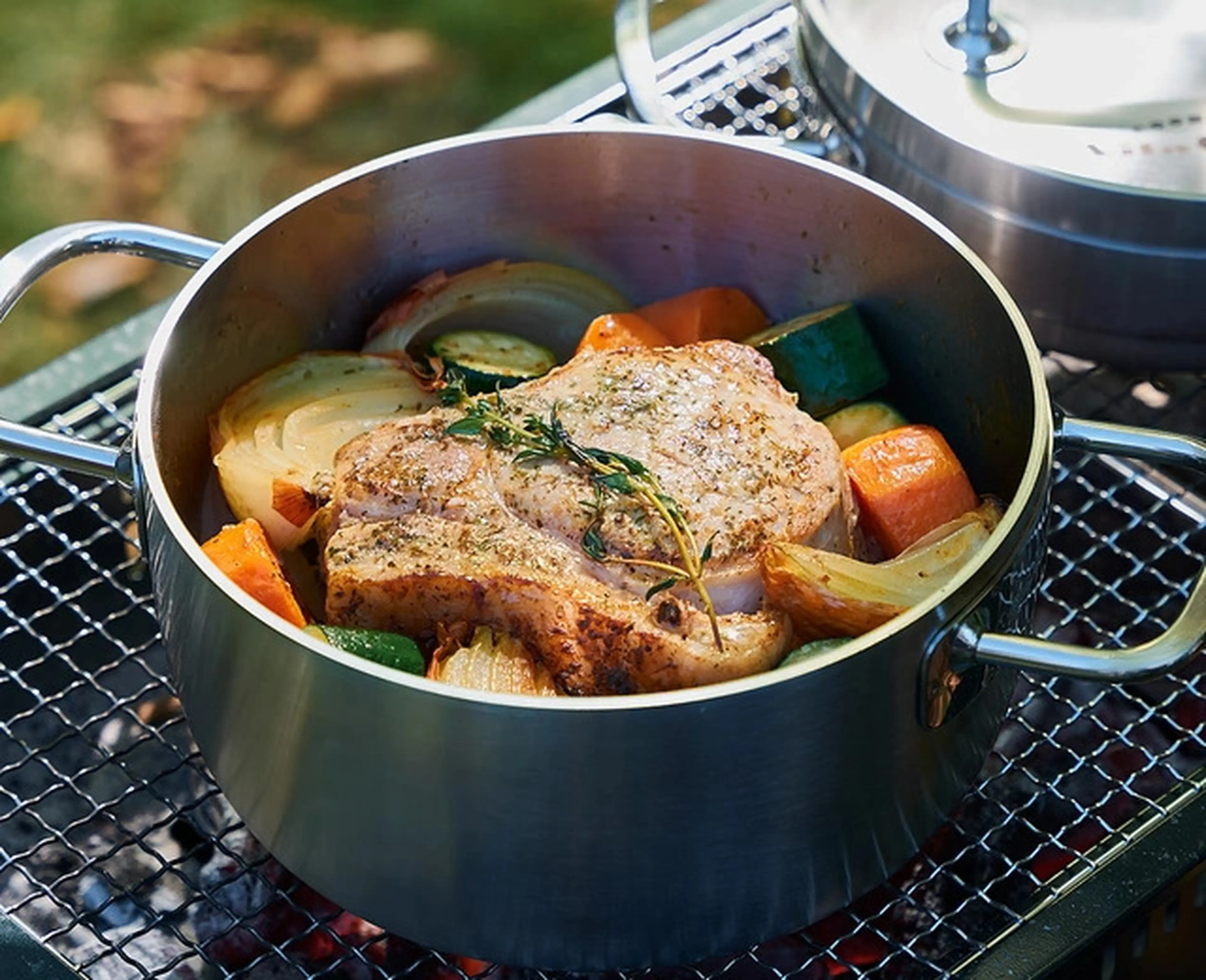 煮る、焼く、蒸す、すべてを一台で 双葉工業　ステンレスダッチオーブン 本格調理 深鍋＆浅鍋セットで同時調理も！キャンプ飯がはかどる