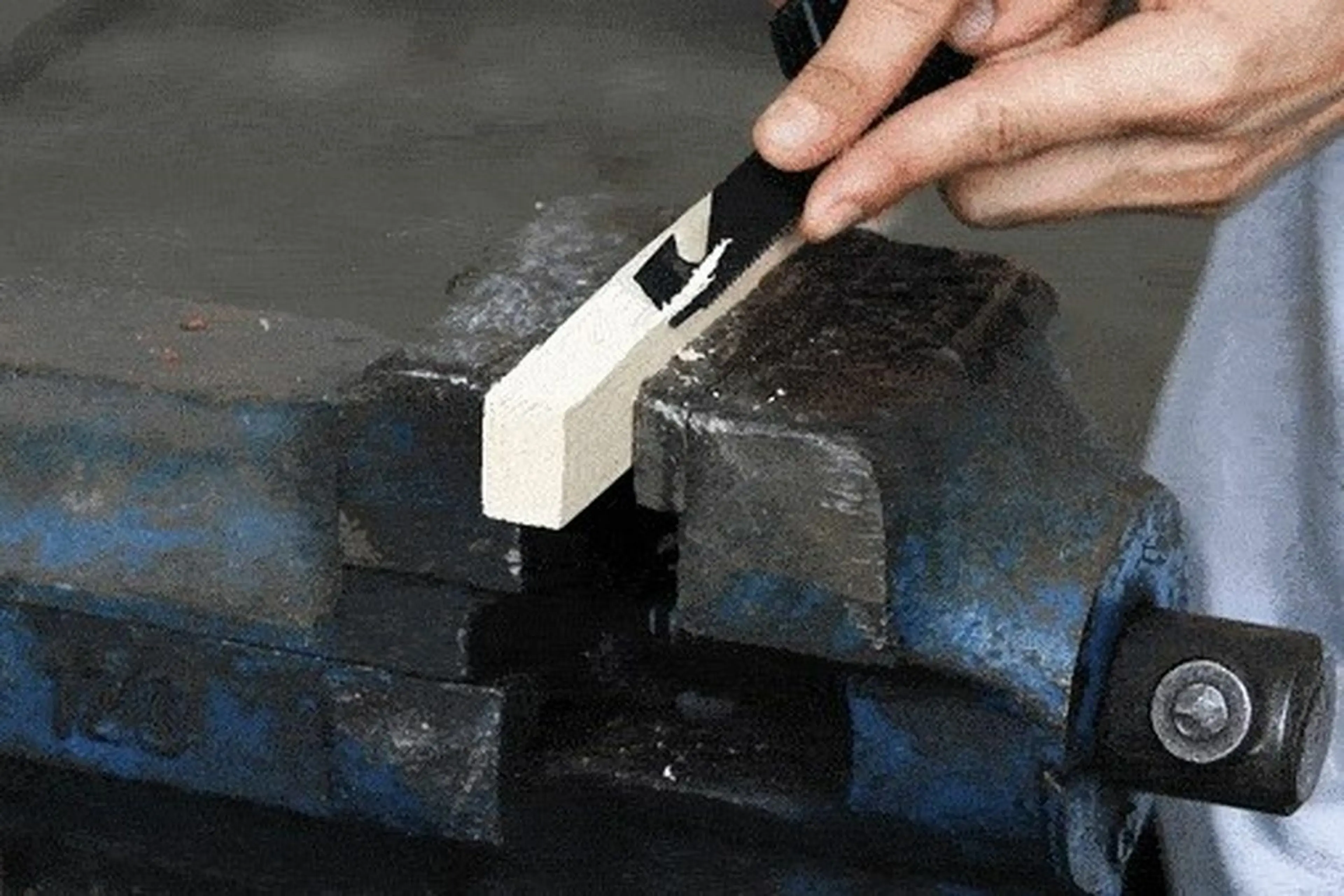 手のひらが「18の道具箱」に！切って・削って・火も起こせる「マルチ