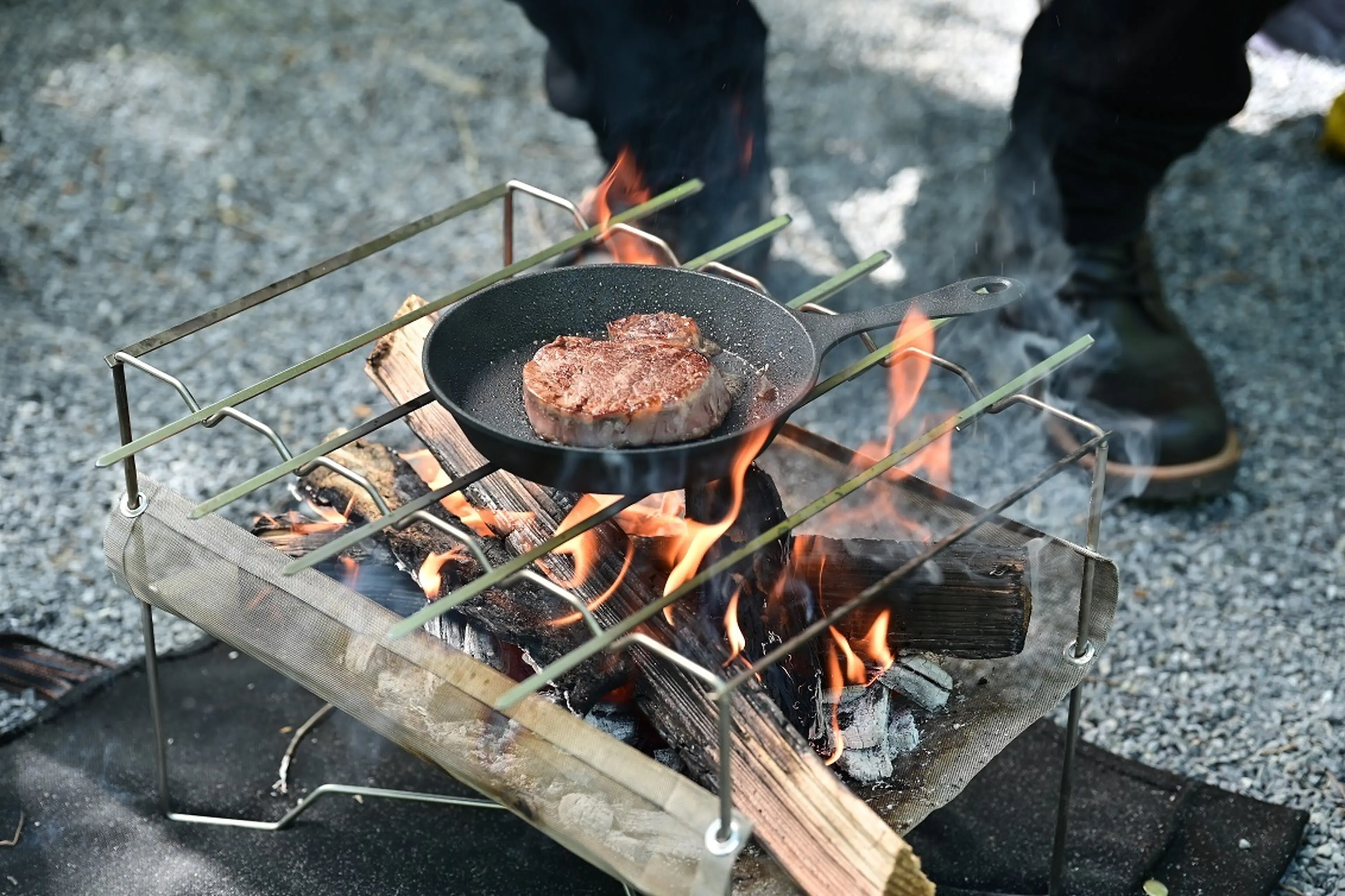 ソロキャンプ向け「軽量焚き火台」に新風！くるっと巻いて