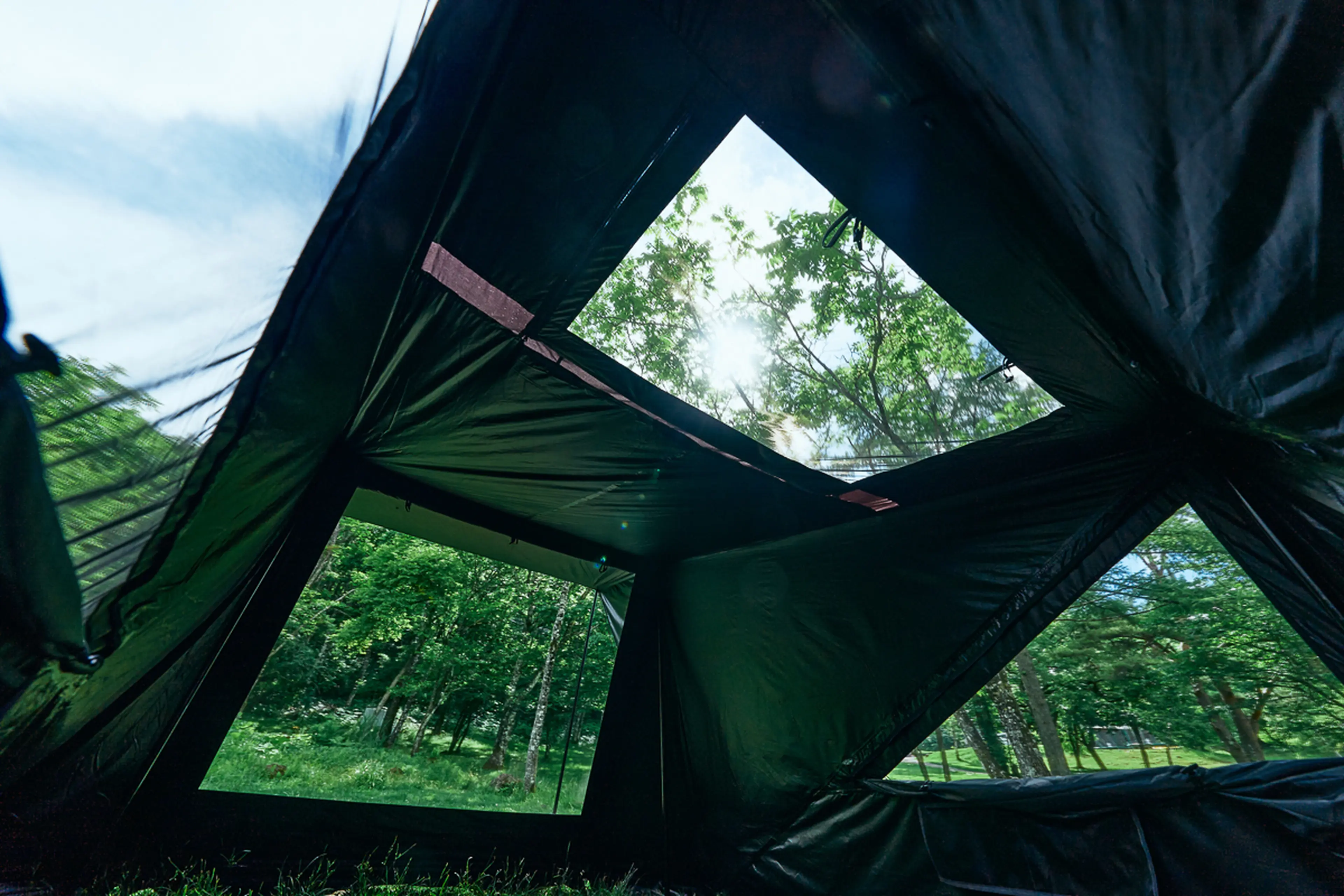 TOKYO CRAFTSの新作テントは「天窓付き」の斬新デザイン！キャンプ場で