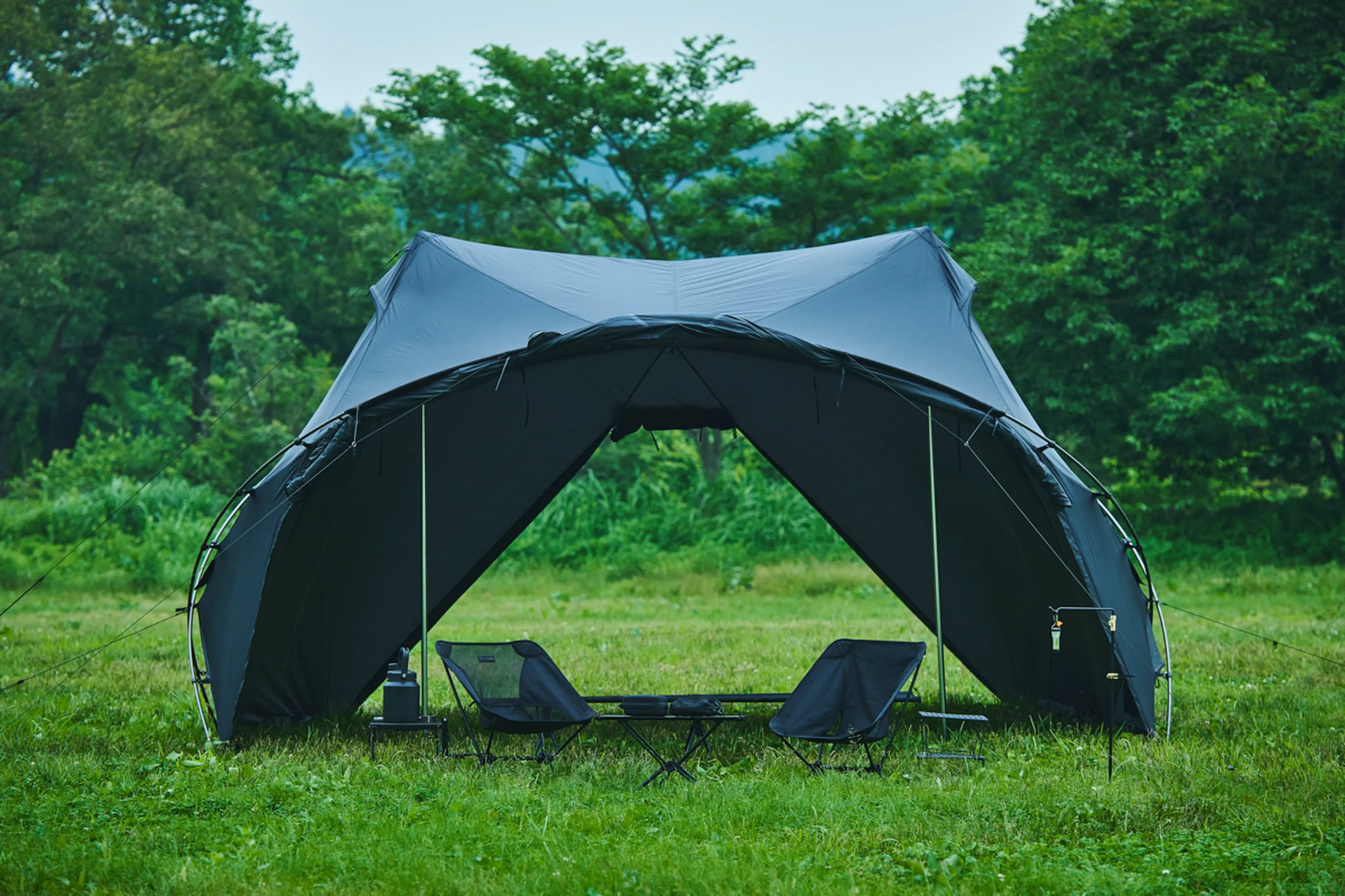 豪雨に負けない耐水圧7,000mm！設営最短10分の「大型シェルター」で