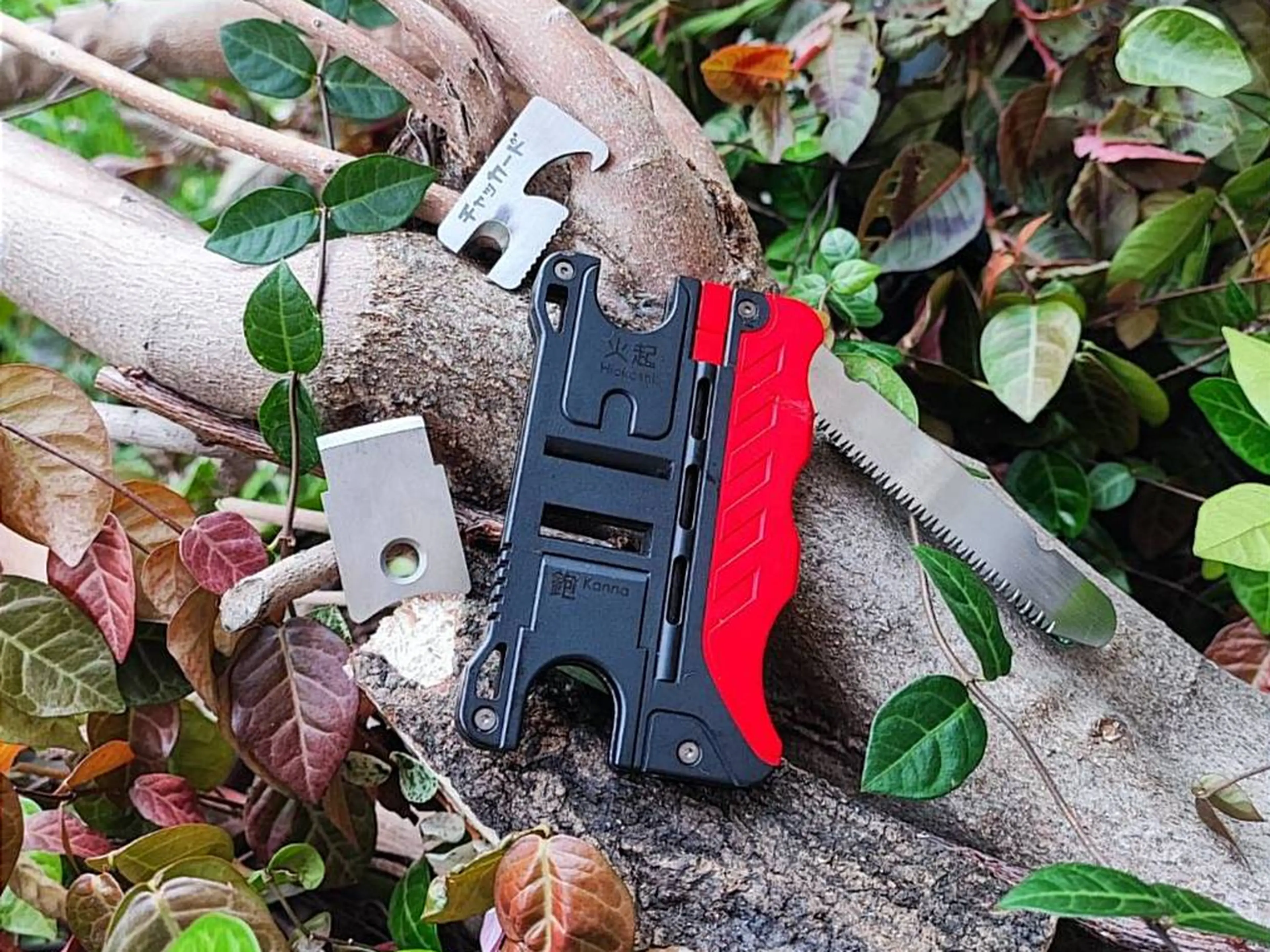 カードに6機能を集約！鋸・火起・鉋も搭載の「焚き火のマルチツール