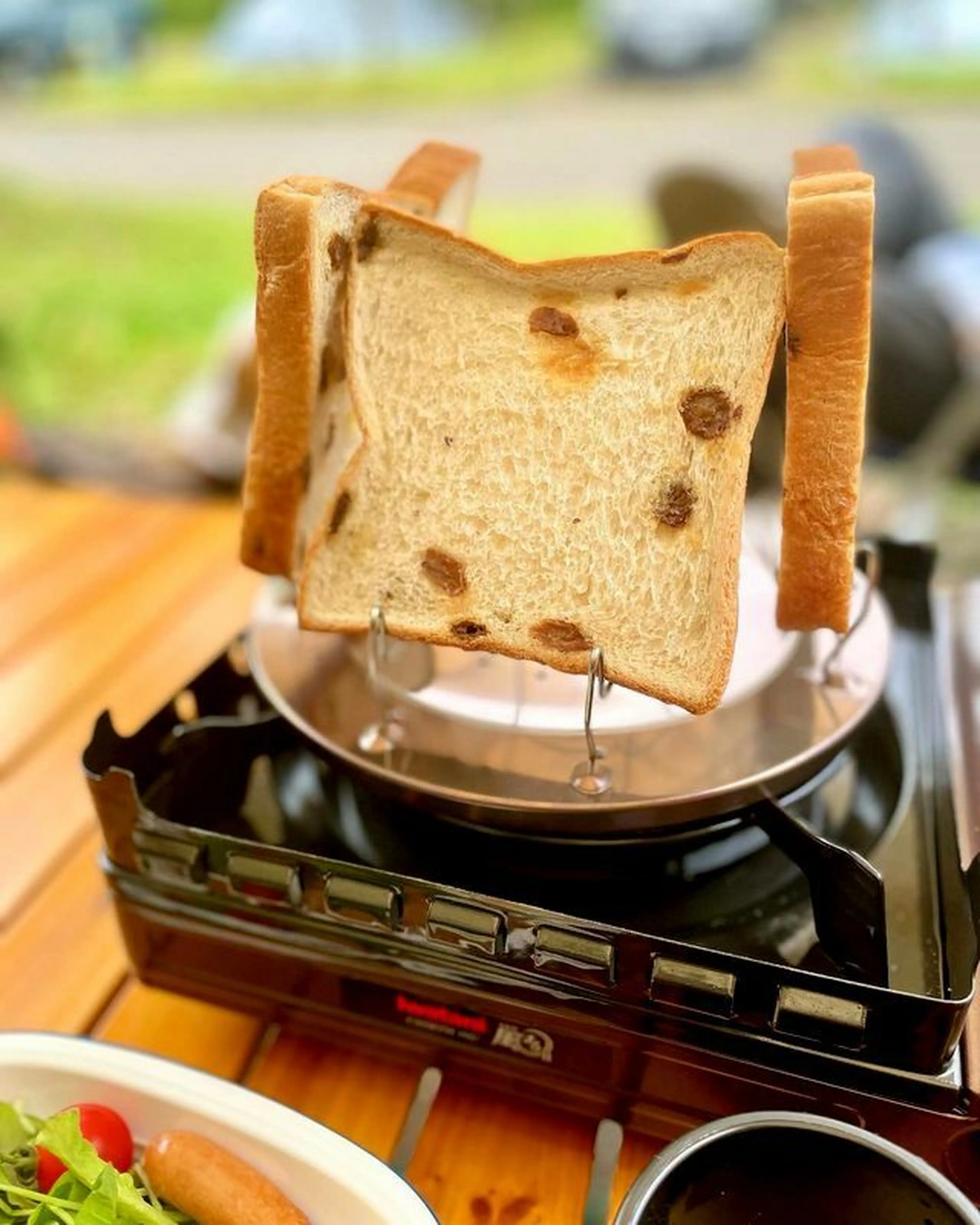 朝のパンが楽しくなる！ダイソー「キャンピングトースター」でおかずも 
