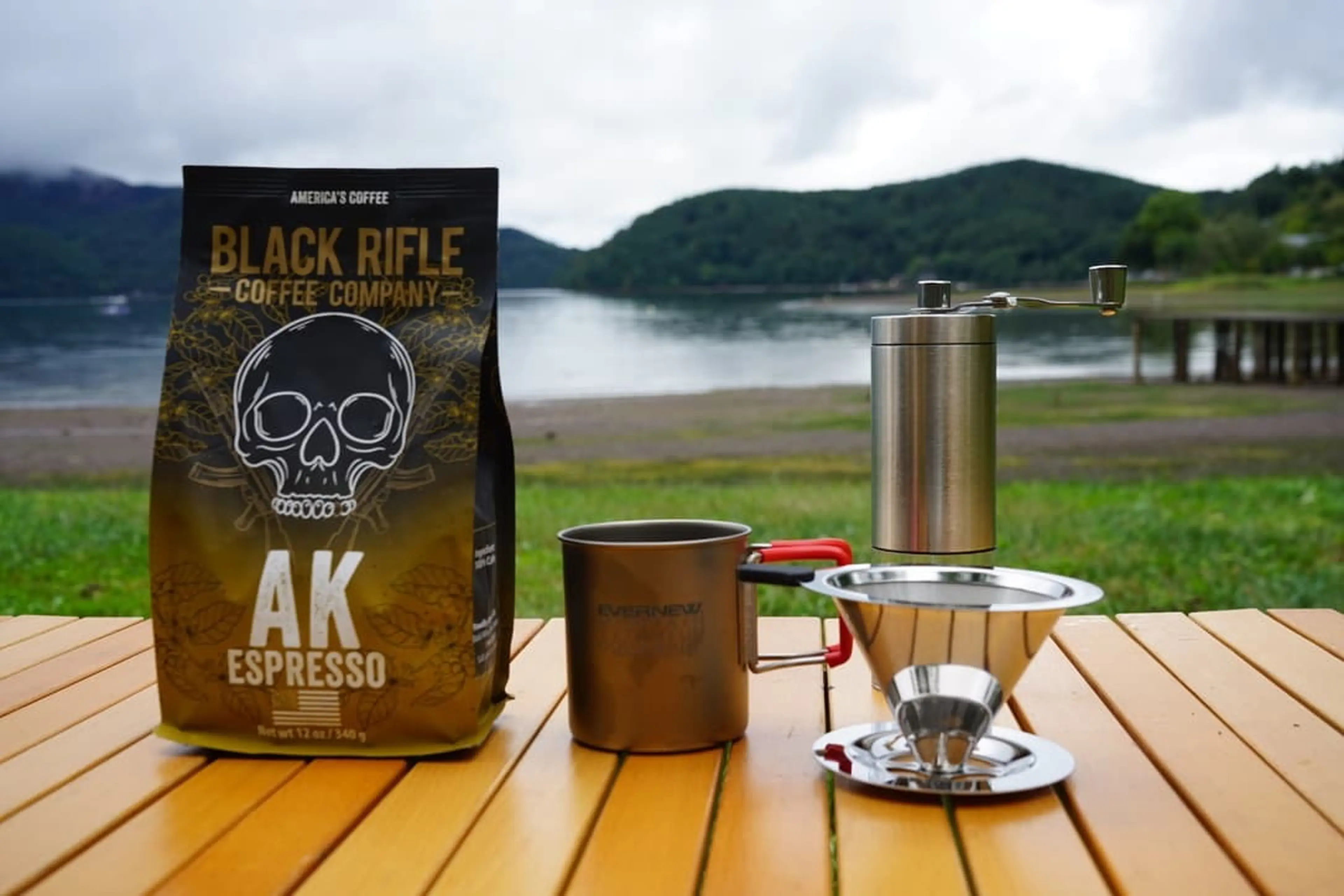 キャンプの目覚めは「ドクロ印」のコーヒーで！“カラシニコフも顔負け