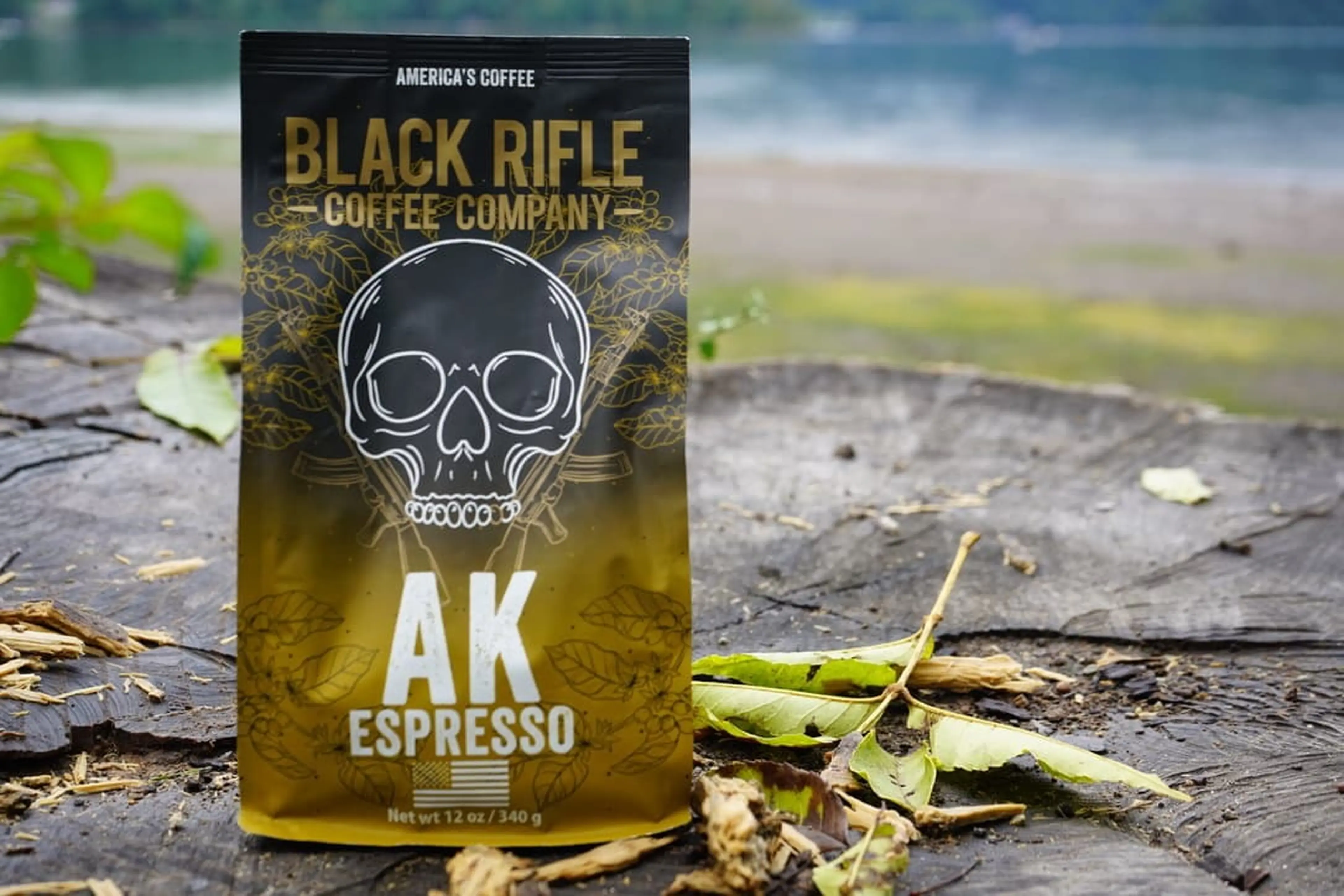 キャンプの目覚めは「ドクロ印」のコーヒーで！“カラシニコフも顔負け