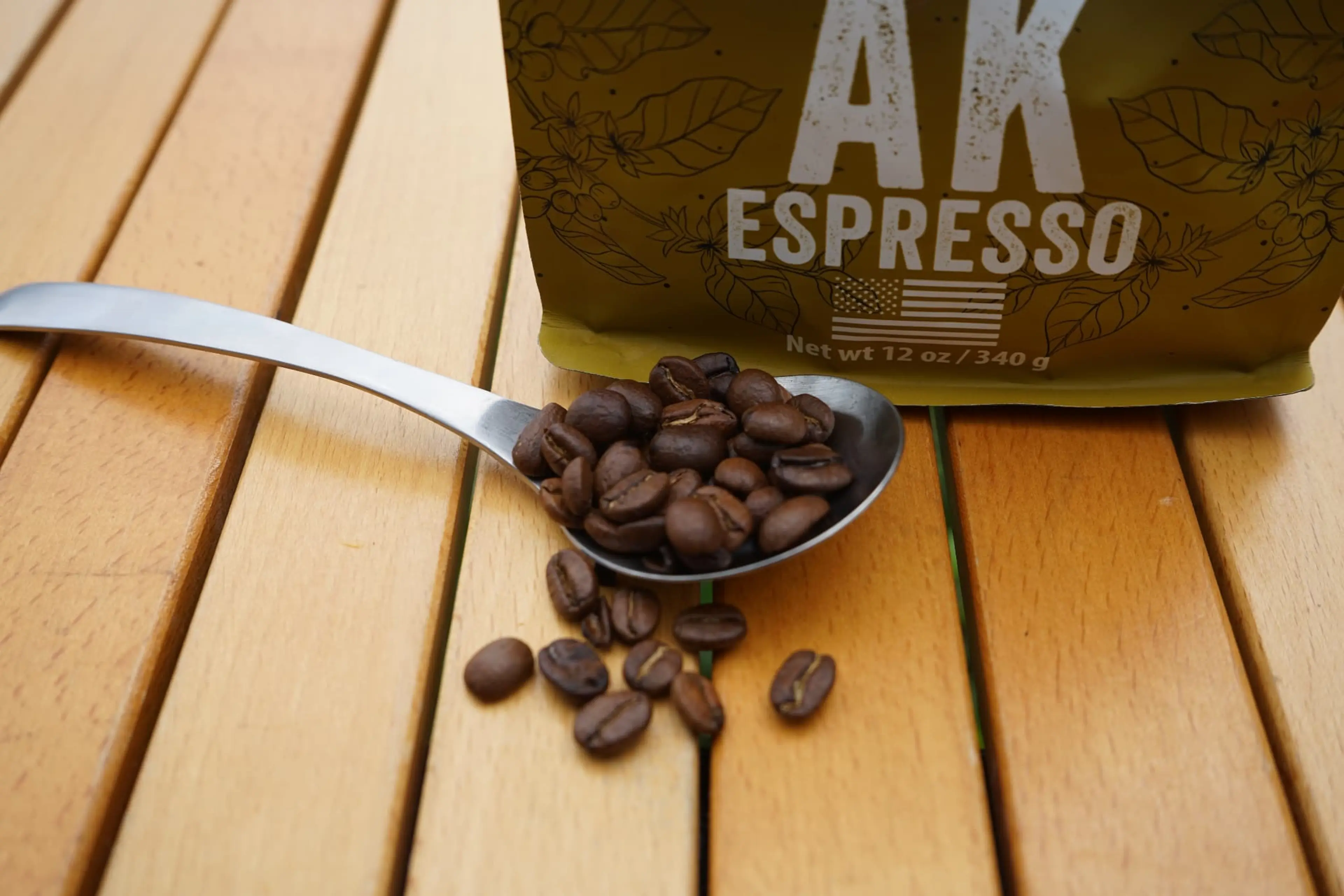 キャンプの目覚めは「ドクロ印」のコーヒーで！“カラシニコフも顔負け