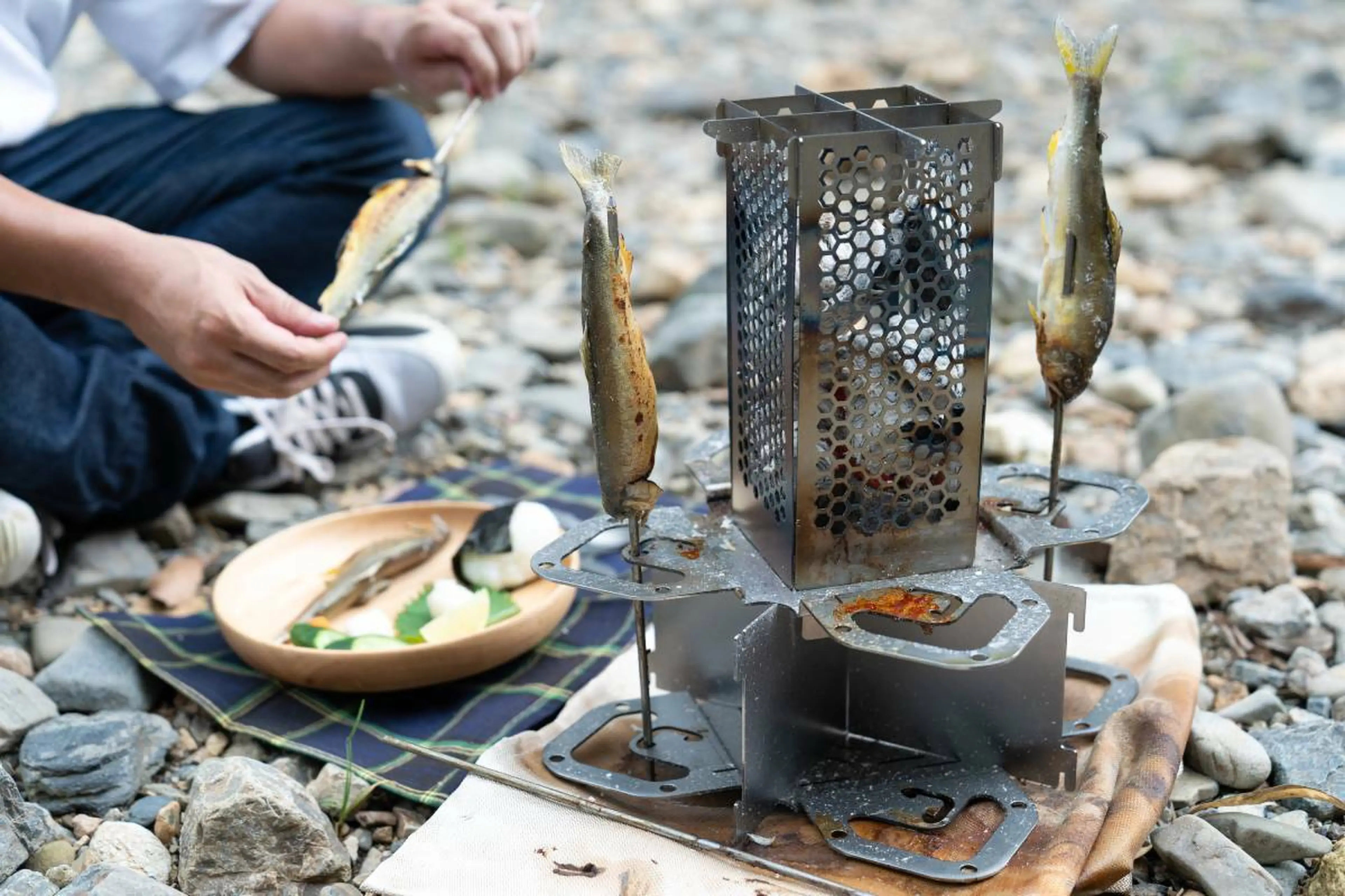 キャンプで憧れの炉端焼きも！焚き火台にもなる「囲炉裏グリル